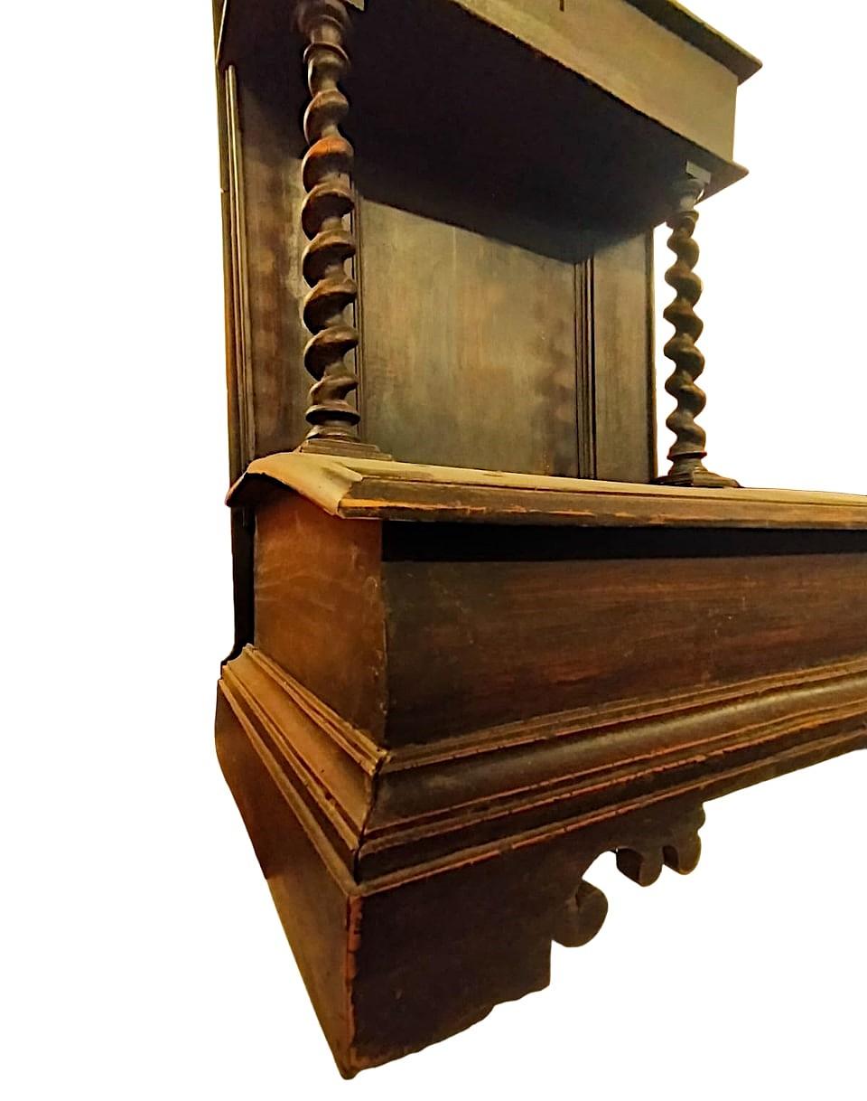 Agenouilloir original du 17e siècle en bois de cerisier.

Genouillère du 17ème siècle en première patine, avec des colonnes torsadées, les sommets peuvent être ouverts avec des ferrures d'origine.
Pieds d'étagère très bien conservés.
Besoin d'une
