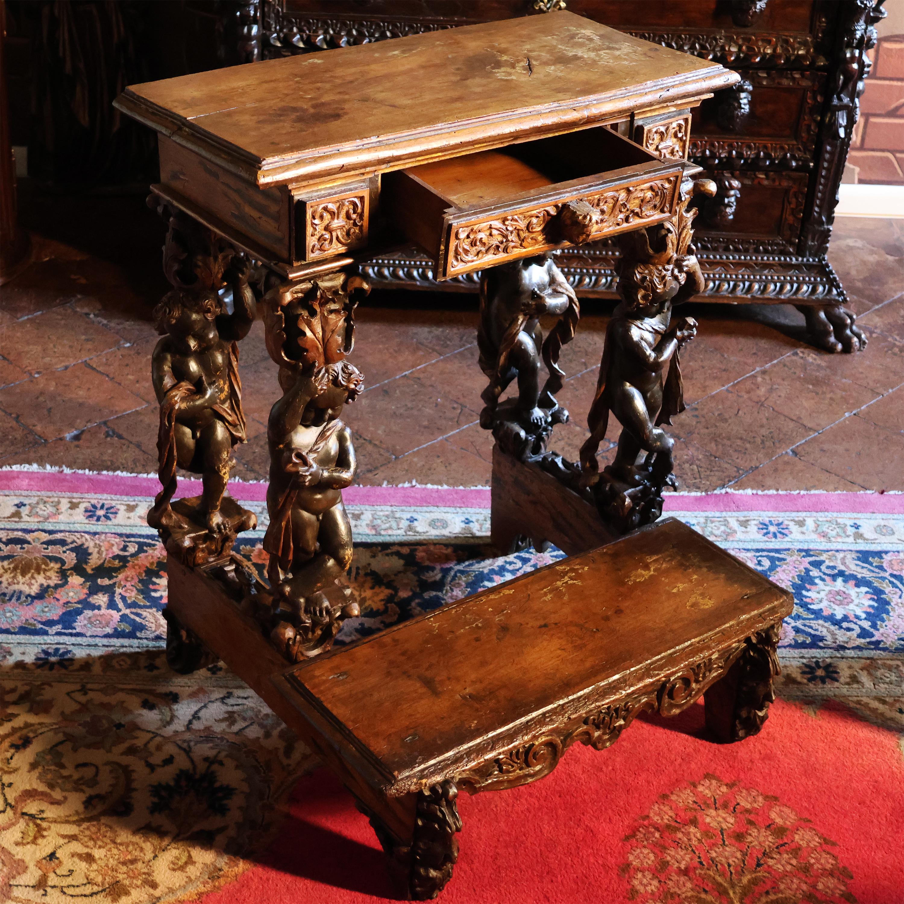 Geschnitzte, geschnitzte und vergoldete Holzkniebank, Italien, 17 (18th Century and Earlier) im Angebot