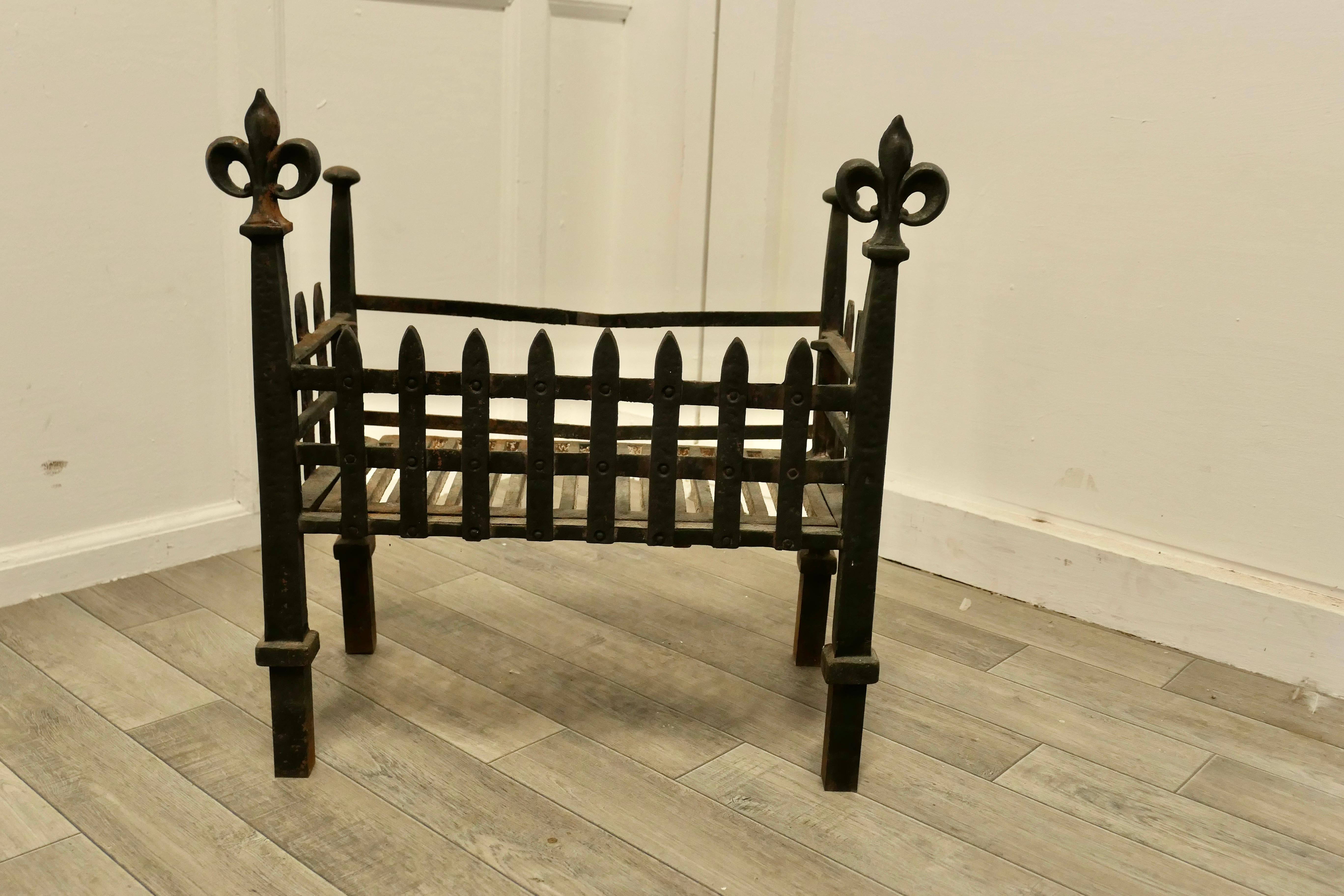 Inglenook free standing fire basket, iron fire grate.

The grate has high cast and wrought iron rails all around with fleur des lys finials at the front corners 
The grate is in good used condition with agent in the top rail at the back
The