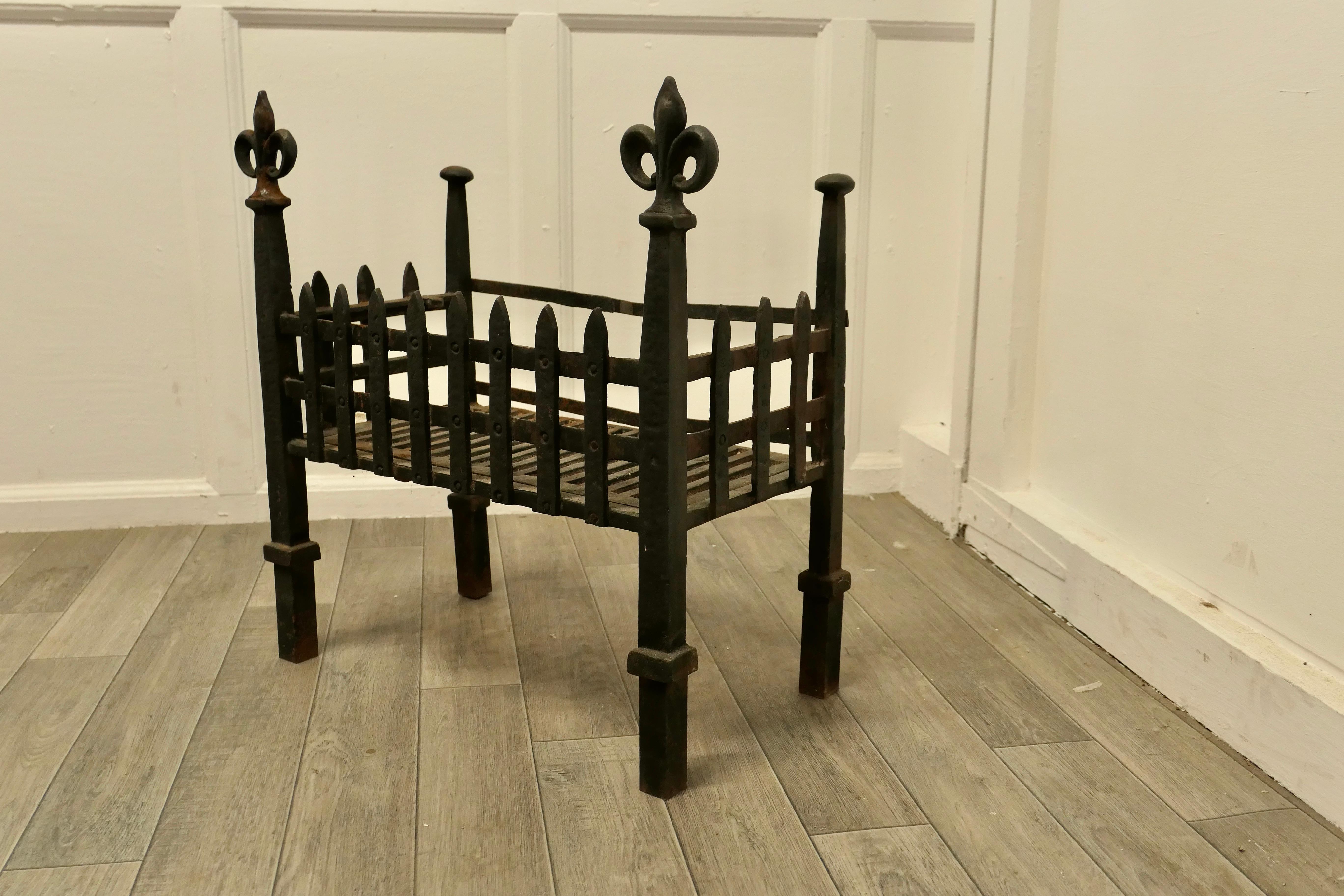 Inglenook Free Standing Fire Basket, Iron Fire Grate In Good Condition In Chillerton, Isle of Wight