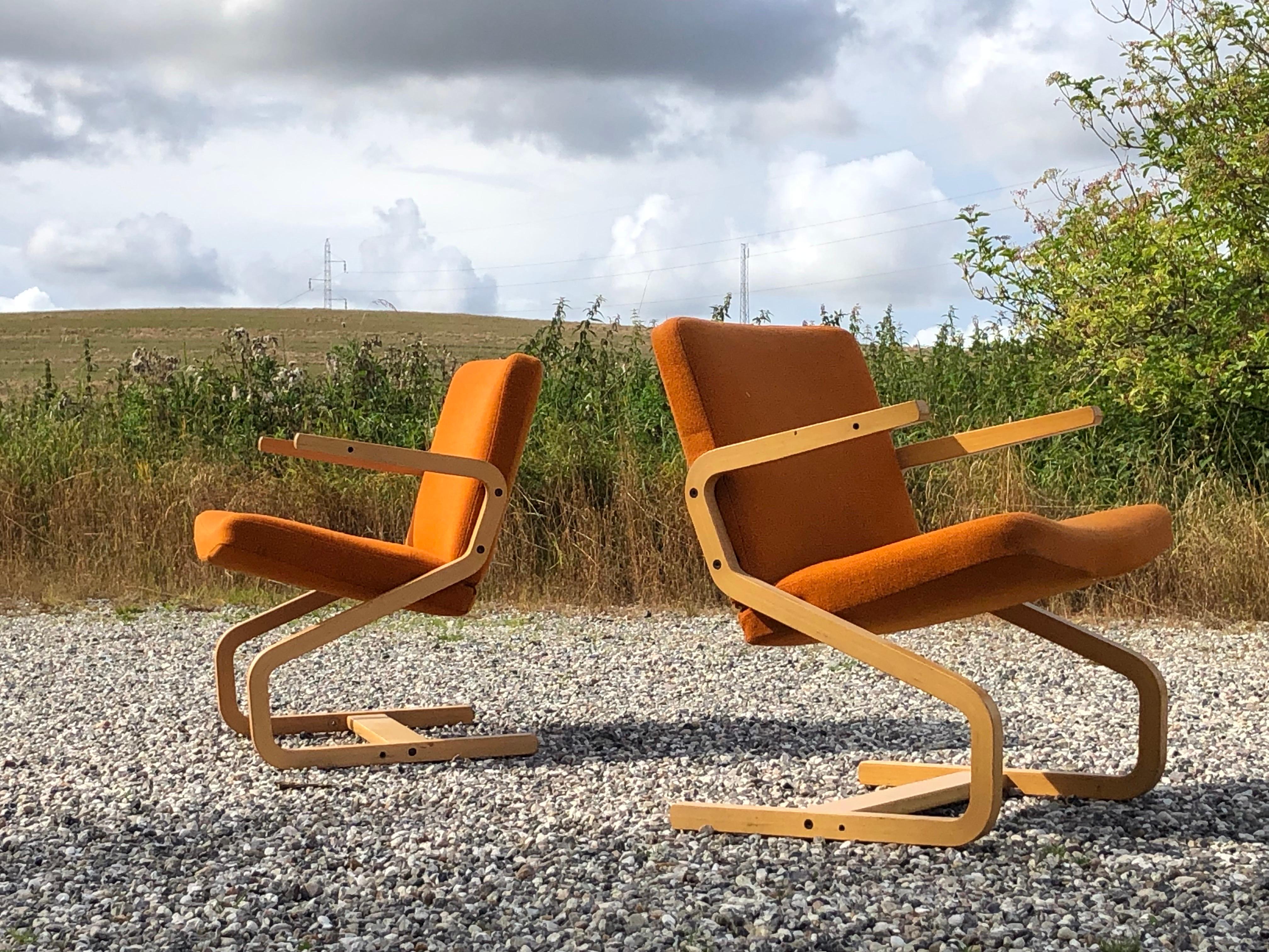 Armchair, wood, Westnofa Ingmar Relling

Rigmar Relling a pair of incredibly comfortable armchair cinema chairs from westnofa. Simple Scandinavian design like Alvar Alto. The chairs can be stacked. upholstered in orange wool. Very easy to take apart