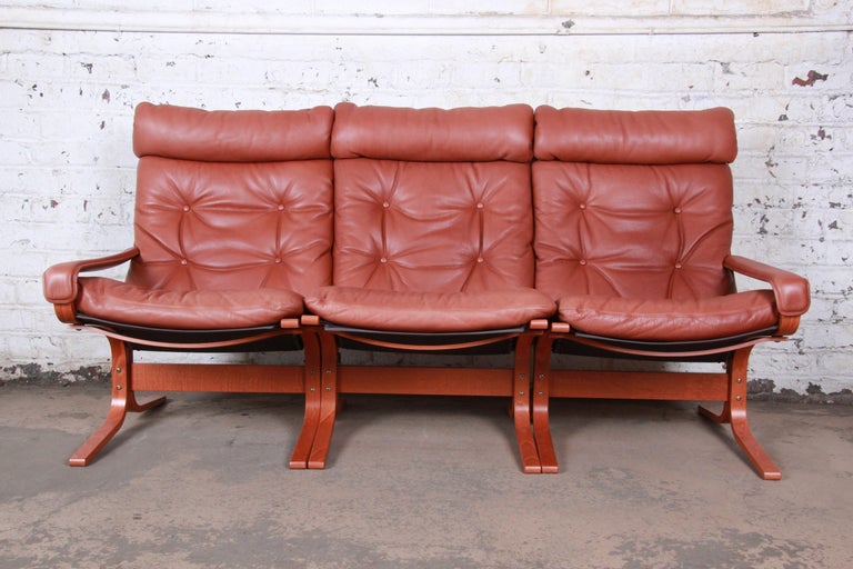 A sleek and stylish Minimalist Scandinavian Modern bentwood teak and leather sofa

By Ingmar Relling for Westnofa Furniture

Norway, circa 1960s

Measures: 75