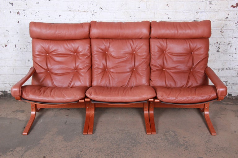 Mid-Century Modern Ingmar Relling for Westnofa Bentwood Teak and Leather Siesta Sofa, circa 1960s