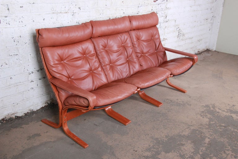 Ingmar Relling for Westnofa Bentwood Teak and Leather Siesta Sofa, circa 1960s In Good Condition In South Bend, IN