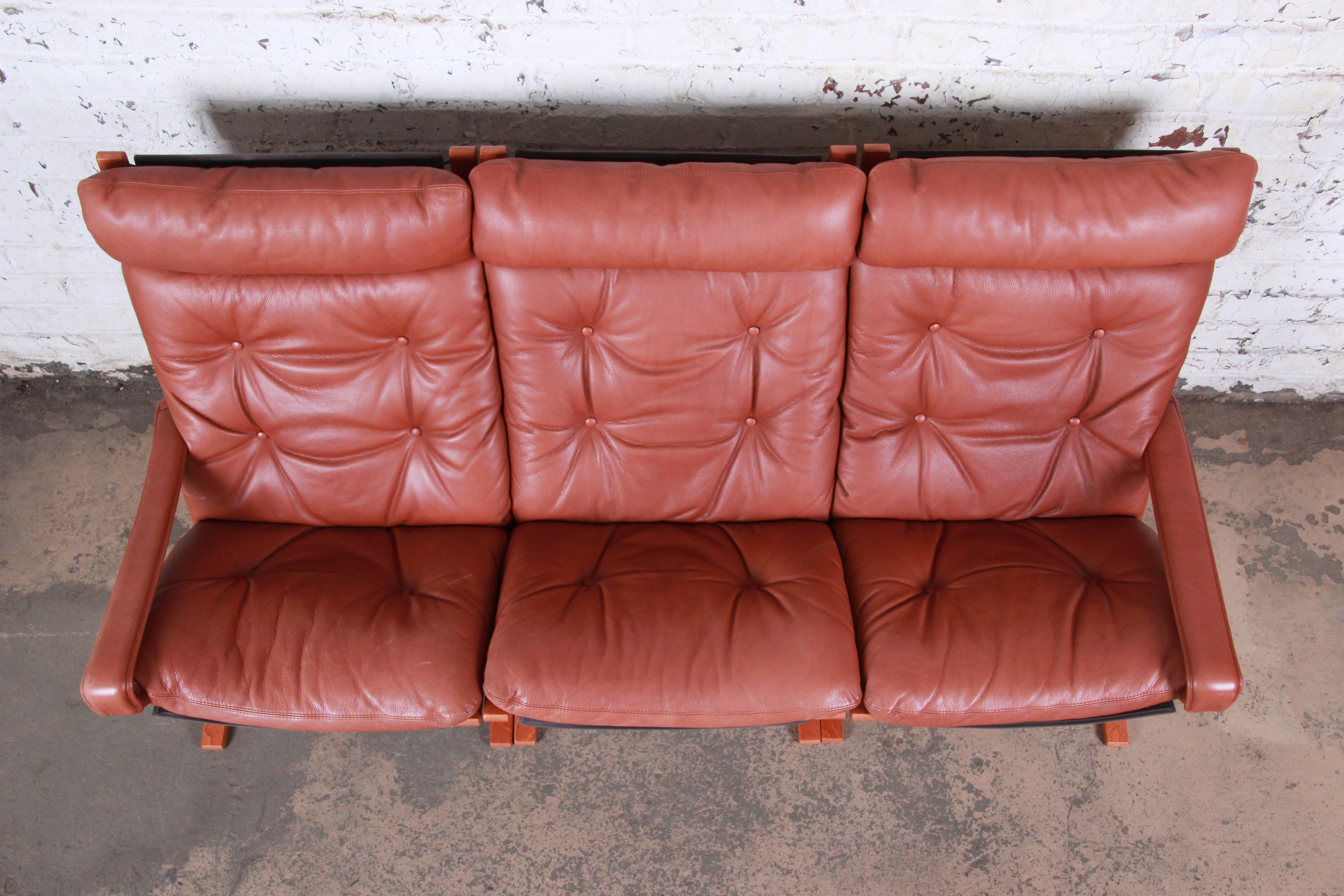 Norwegian Ingmar Relling for Westnofa Bentwood Teak and Leather Siesta Sofa, circa 1960s