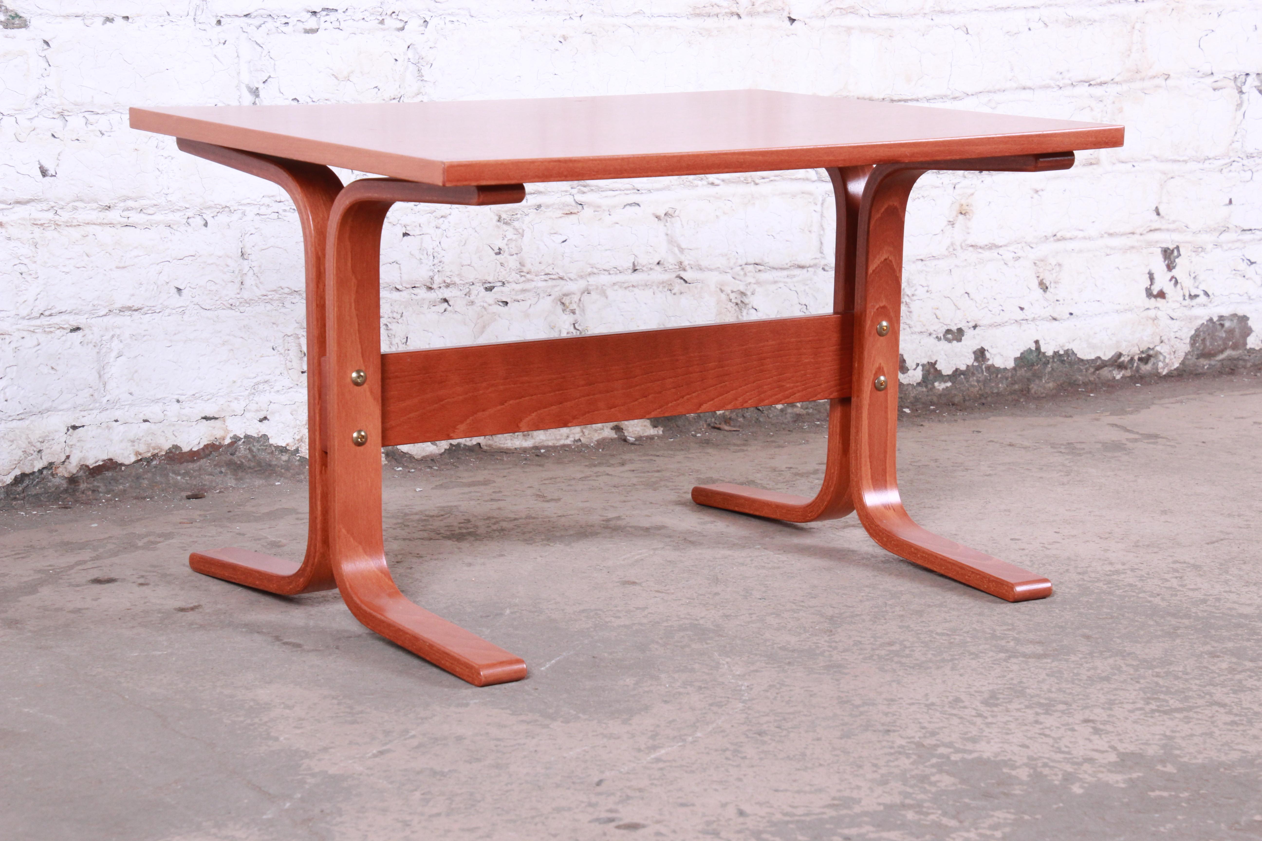 Mid-Century Modern Ingmar Relling pour Westnofa table d'appoint Siesta en bois cintré et teck en vente