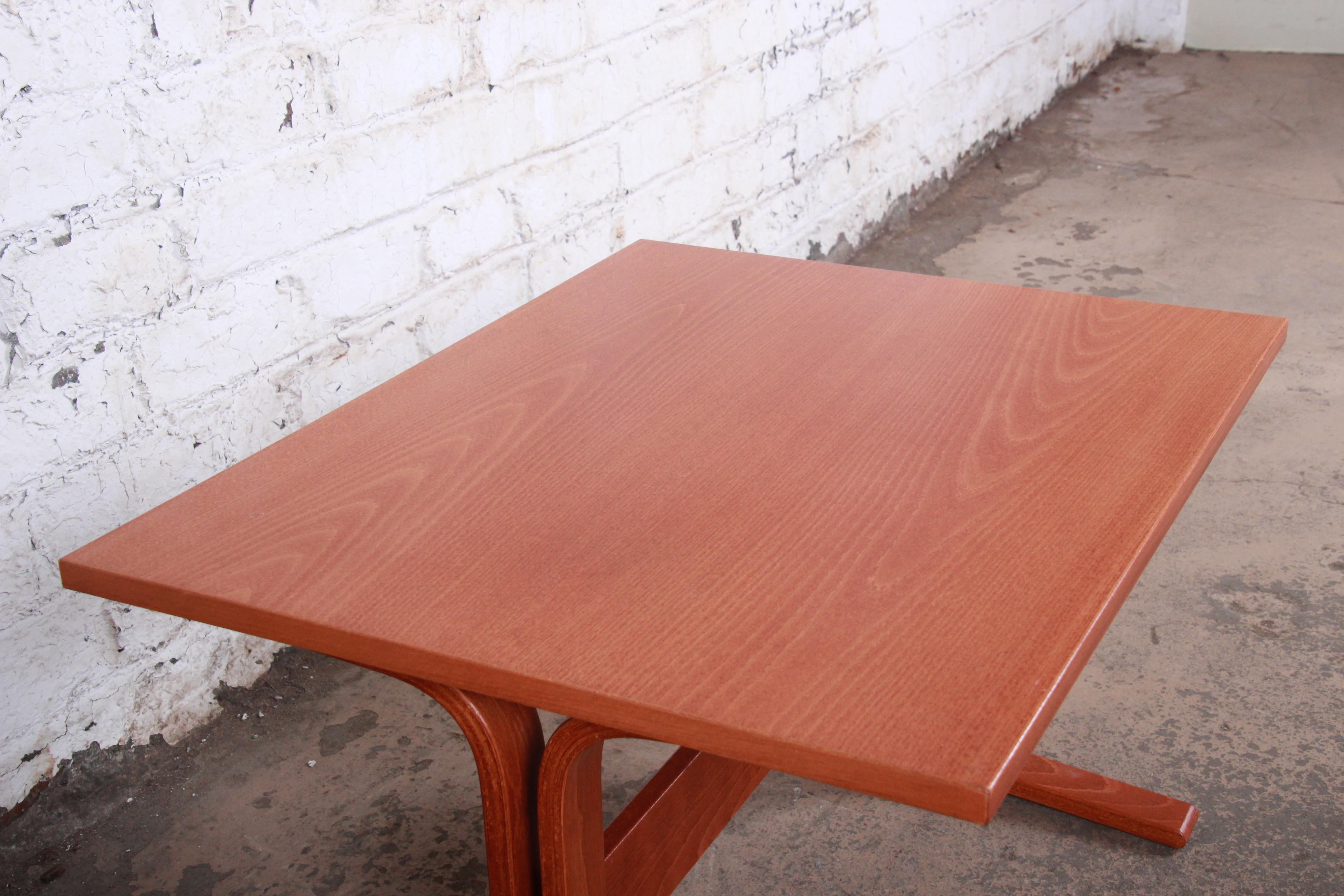 20ième siècle Ingmar Relling pour Westnofa table d'appoint Siesta en bois cintré et teck en vente