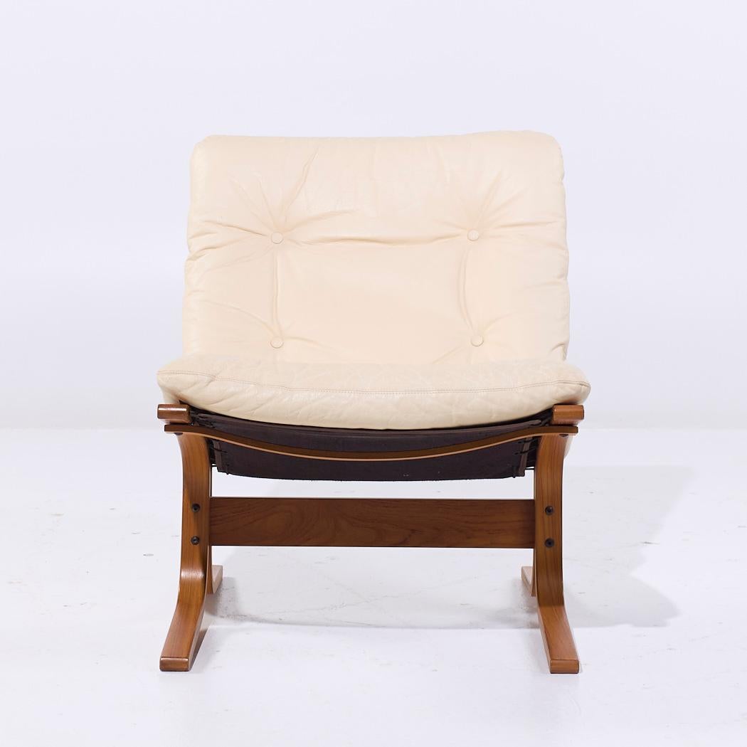 Ingmar Relling for Westnofa Mid Century Siesta Norwegian White Leather Bentwood Lounge Chair

This chair measures: 25.25 wide x 30 deep x 31.25 high, with a seat height of 19 inches

We take our photos in a controlled lighting studio to show as much