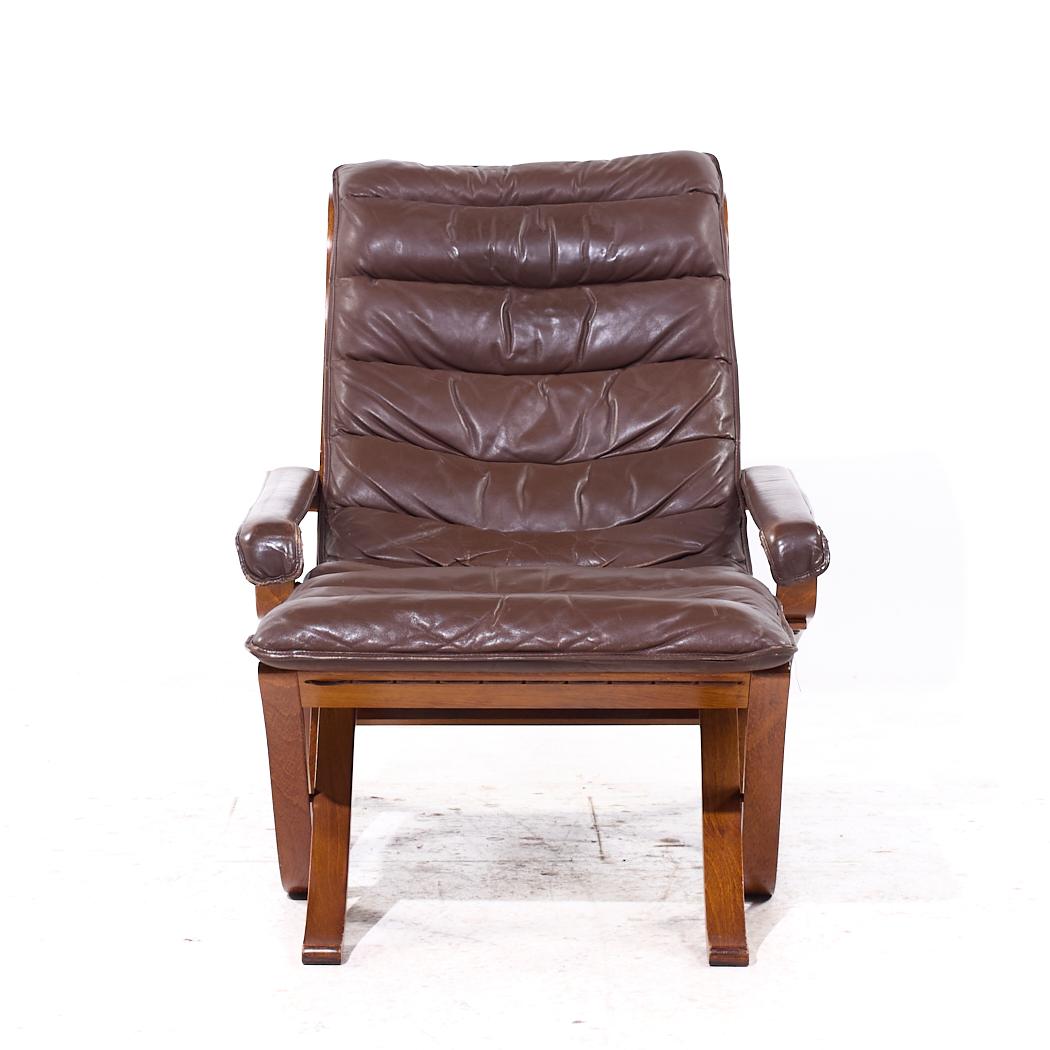 Ingmar Relling for Westnofa Mid Century Leather Lounge Chair and Ottoman

The chair measures: 29 wide x 37 deep x 35.75 high, with a seat height of 15 inches and arm height/chair clearance of 19 inches
The ottoman measures: 24 wide x 19.75 deep x