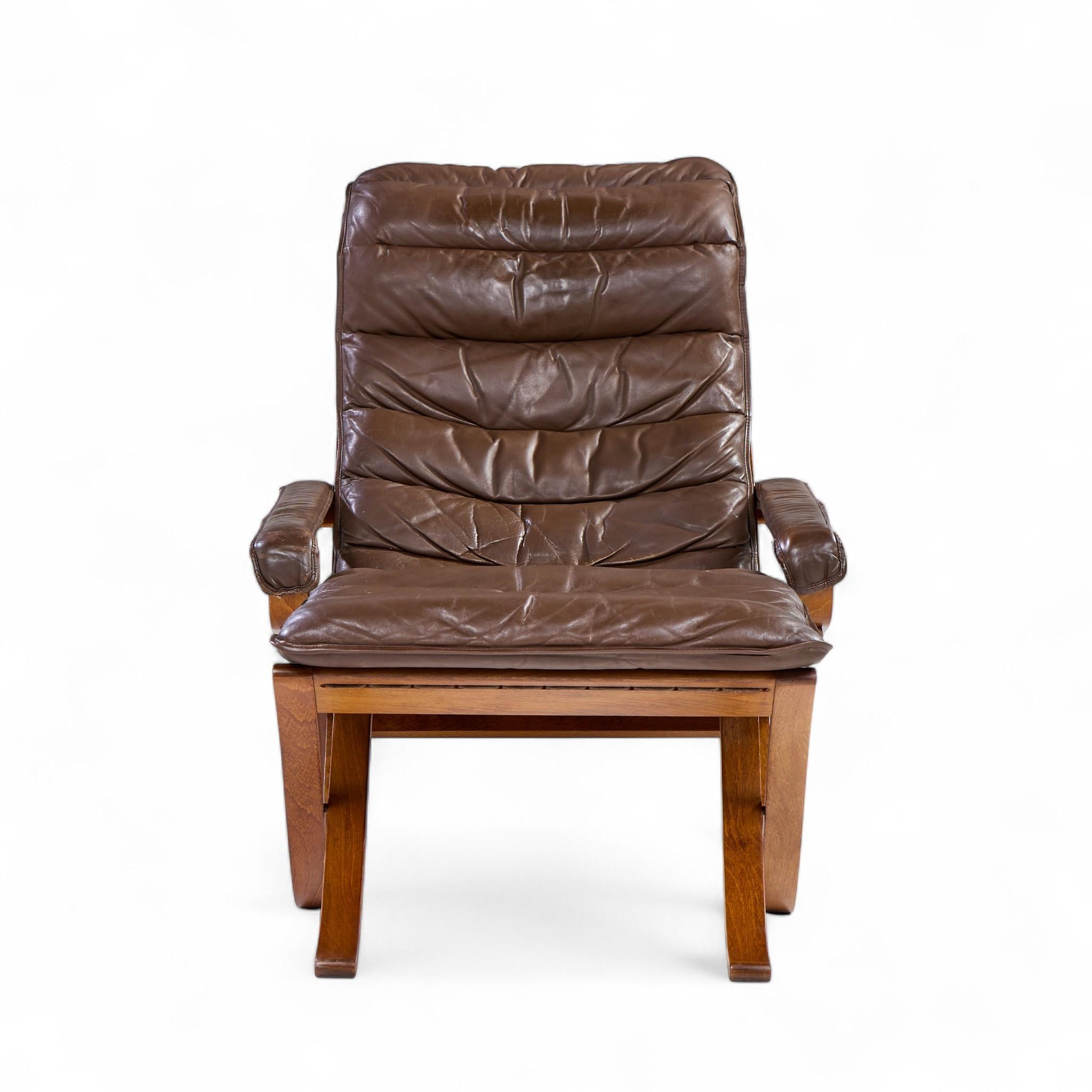 Ingmar Relling pour Westnofa fauteuil de salon et pouf en cuir du milieu du siècle dernier

La chaise mesure : 29 de large x 37 de profond x 35,75 de haut, avec une hauteur d'assise de 15 pouces et une hauteur d'accoudoir / espace libre de 19