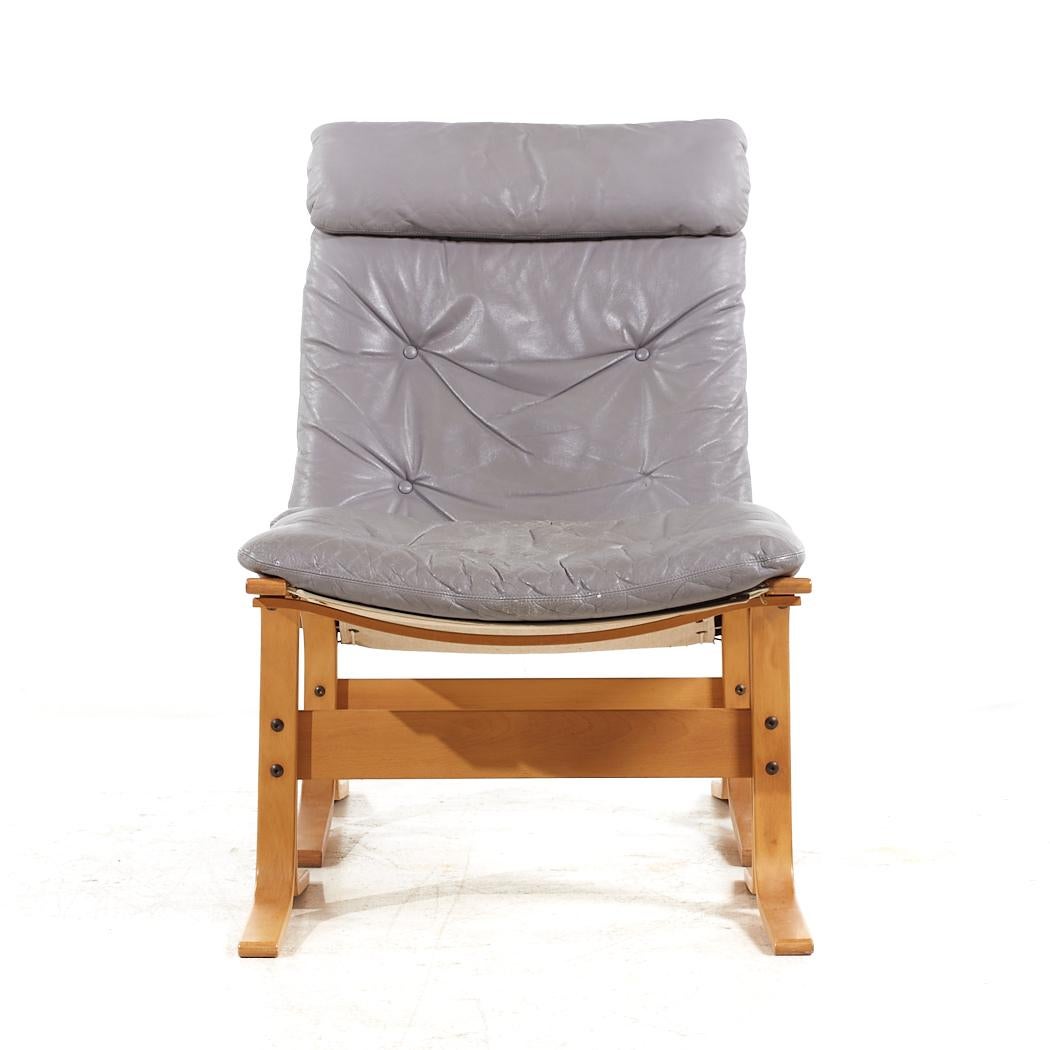 Ingmar Relling for Westnofa Mid Century Leather Siesta Lounge Chair with Ottoman (Chaise longue en cuir du milieu du siècle avec ottoman)

La chaise mesure : 24,5 de large x 31 de profond x 38,75 de haut, avec une hauteur d'assise de 18,5 pouces.
Le