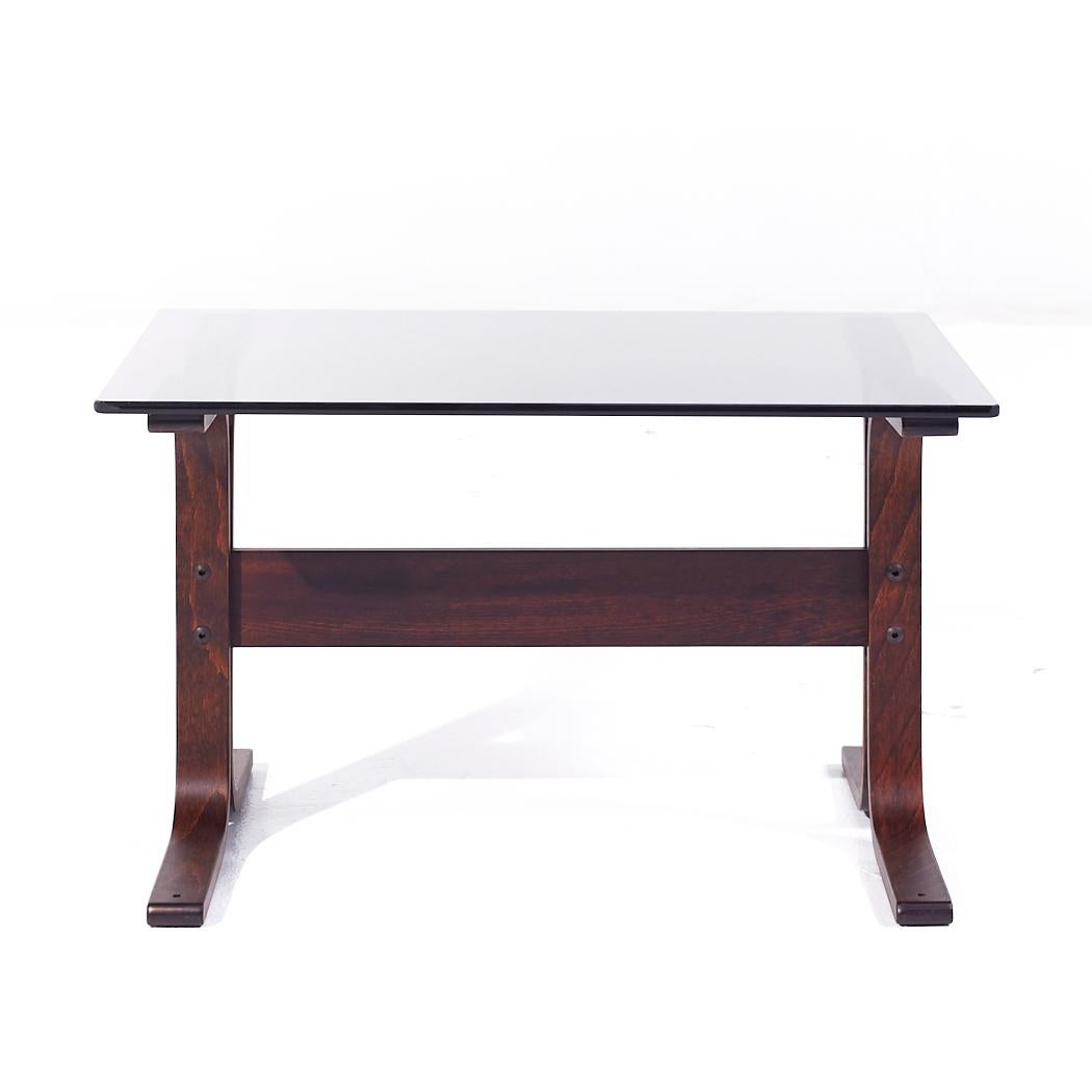 Ingmar Relling pour Westnofa Table d'appoint en verre Siesta Mid Century

Cette table d'appoint mesure : 27.5 de large x 21.5 de profond x 16.5 de haut

Nous prenons nos photos dans un studio à éclairage contrôlé afin de montrer le plus de détails