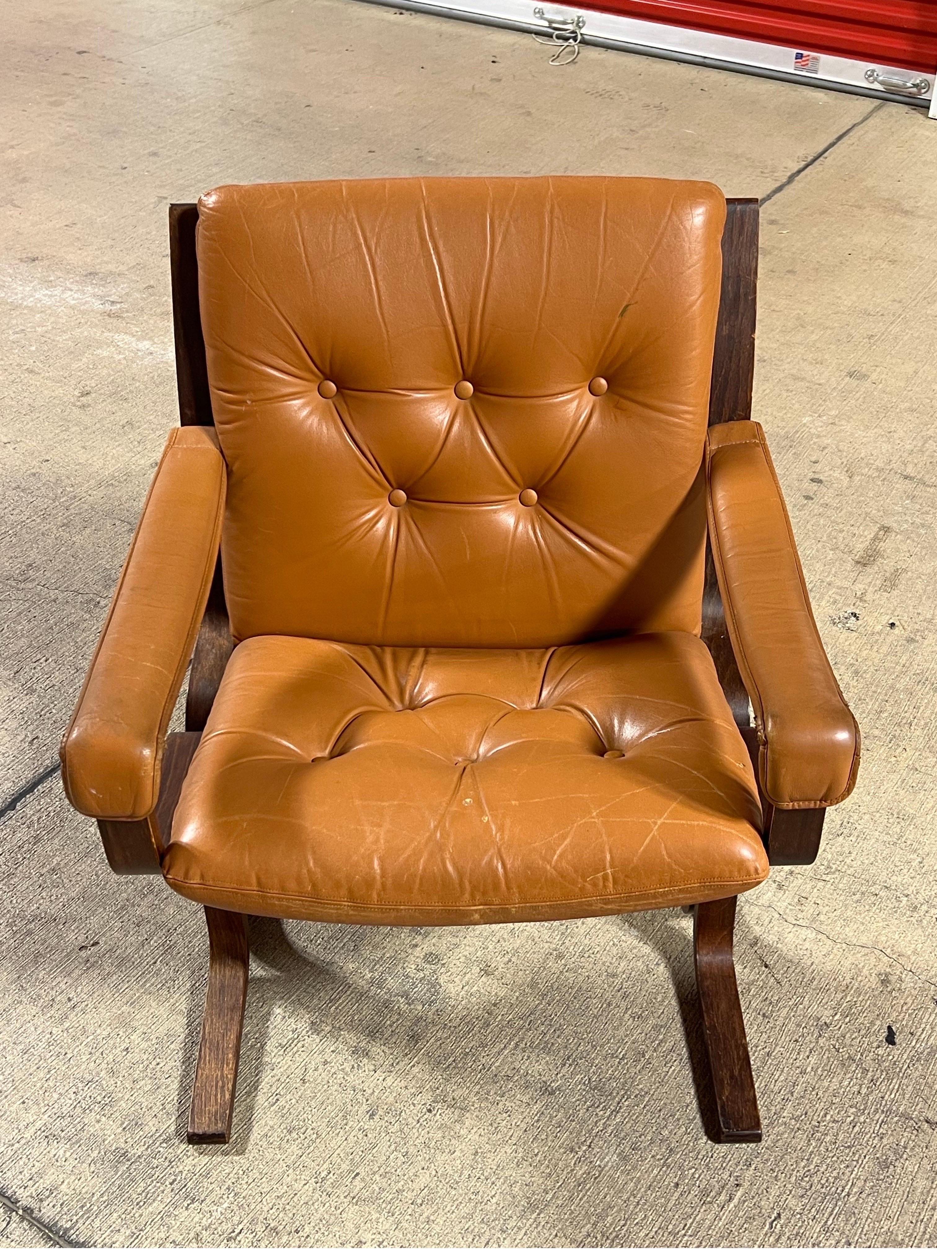 This is a great vintage chair designed by Ingmar Relling for Westnofa. The chair has a great design and is made out of a bentwood frame with leather cushion.
