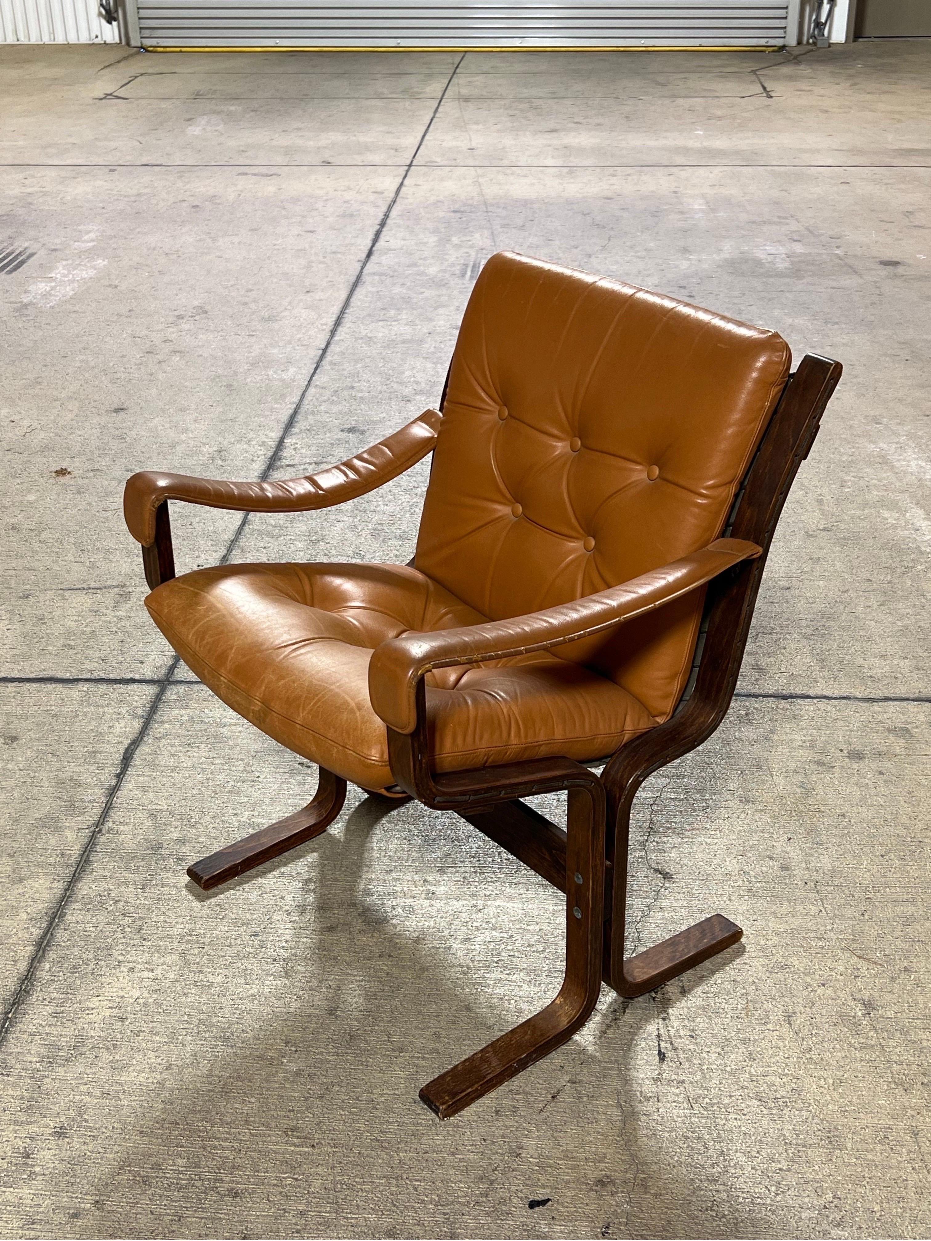 This is a great vintage chair designed by Ingmar Relling for Westnofa. The chair has a great design and is made out of a bentwood frame with leather cushion.