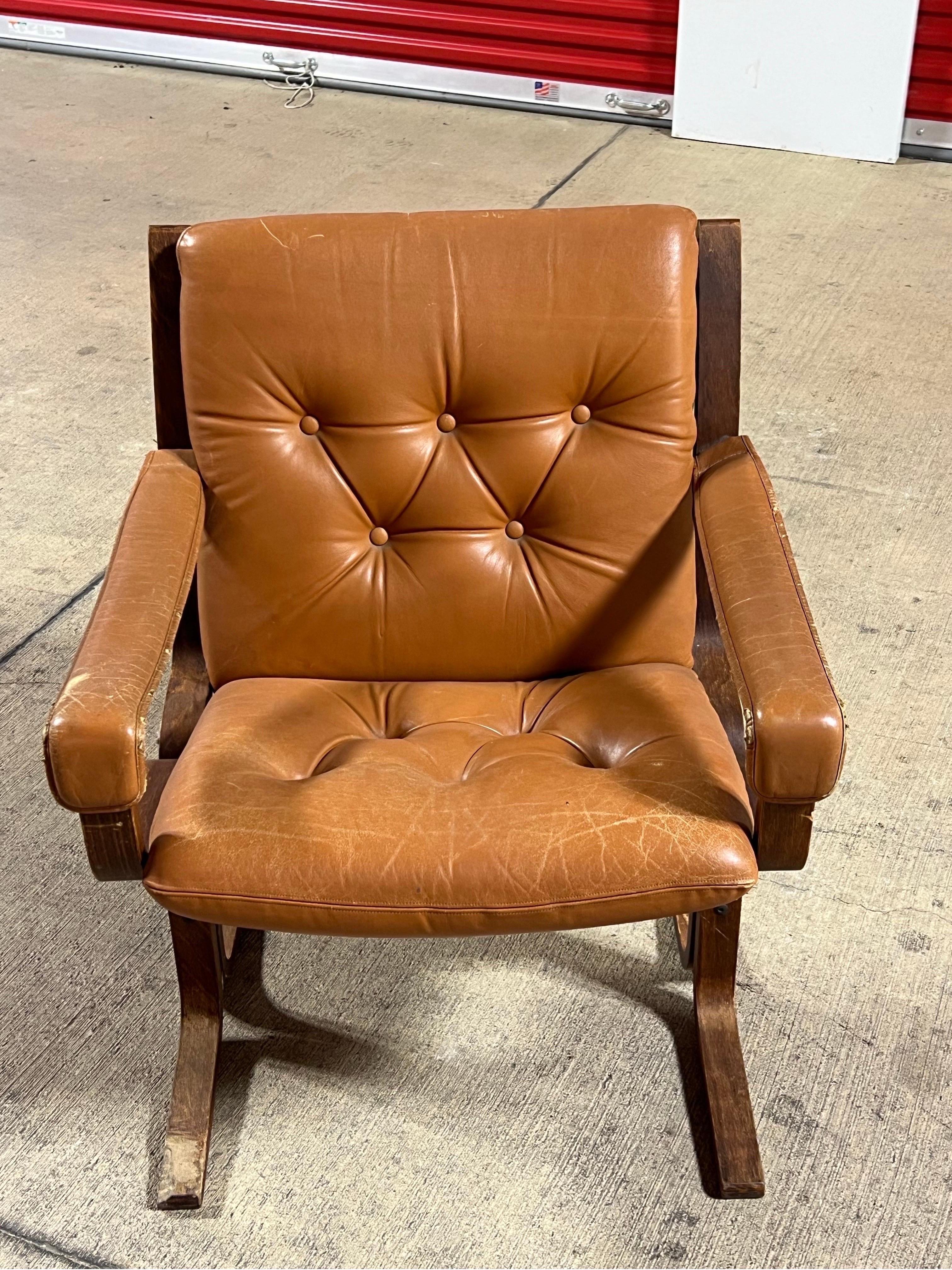 This is a great vintage chair designed by Ingmar Relling for Westnofa. The chair has a great design and is made out of a bentwood frame with leather cushion.