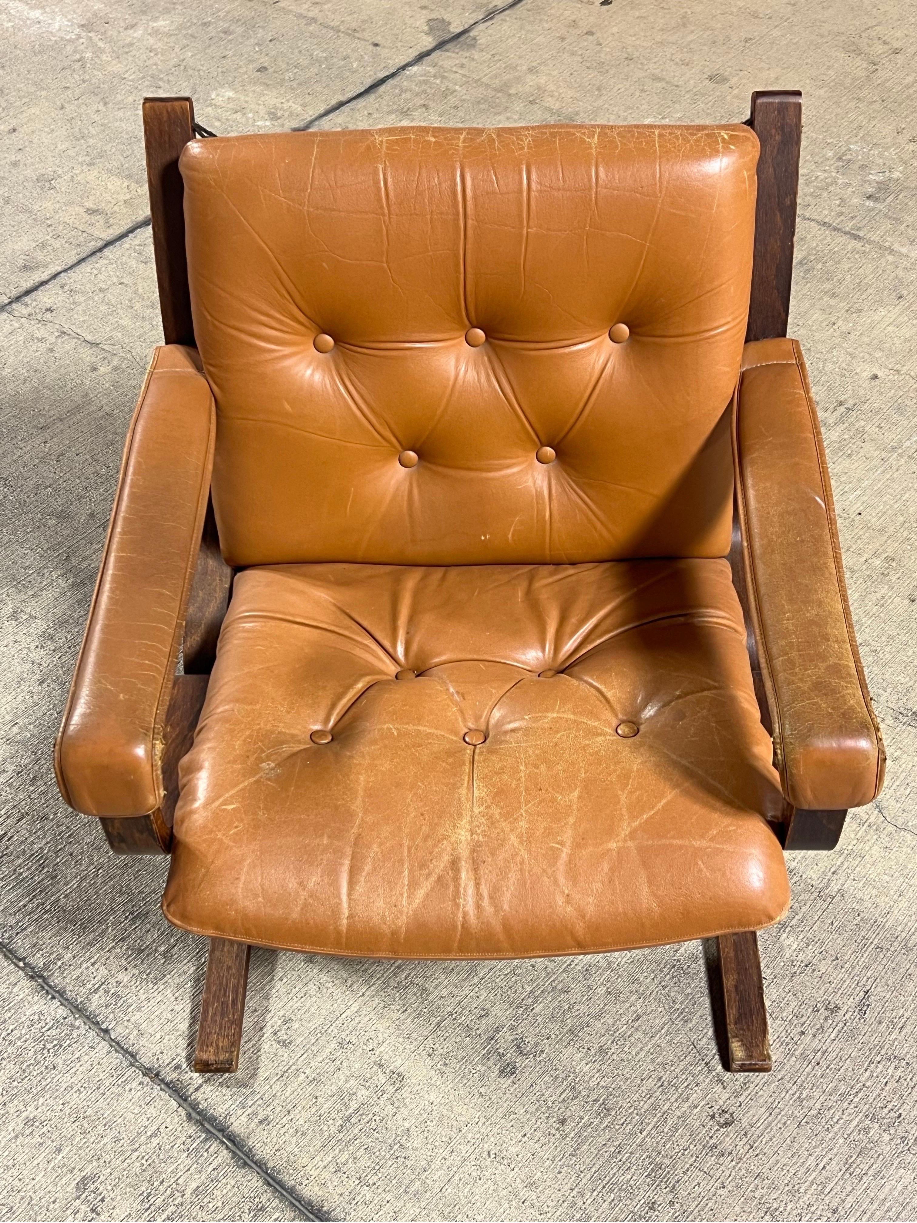 This is a great vintage chair designed by Ingmar Relling for Westnofa. The chair has a great design and is made out of a bentwood frame with leather cushion.