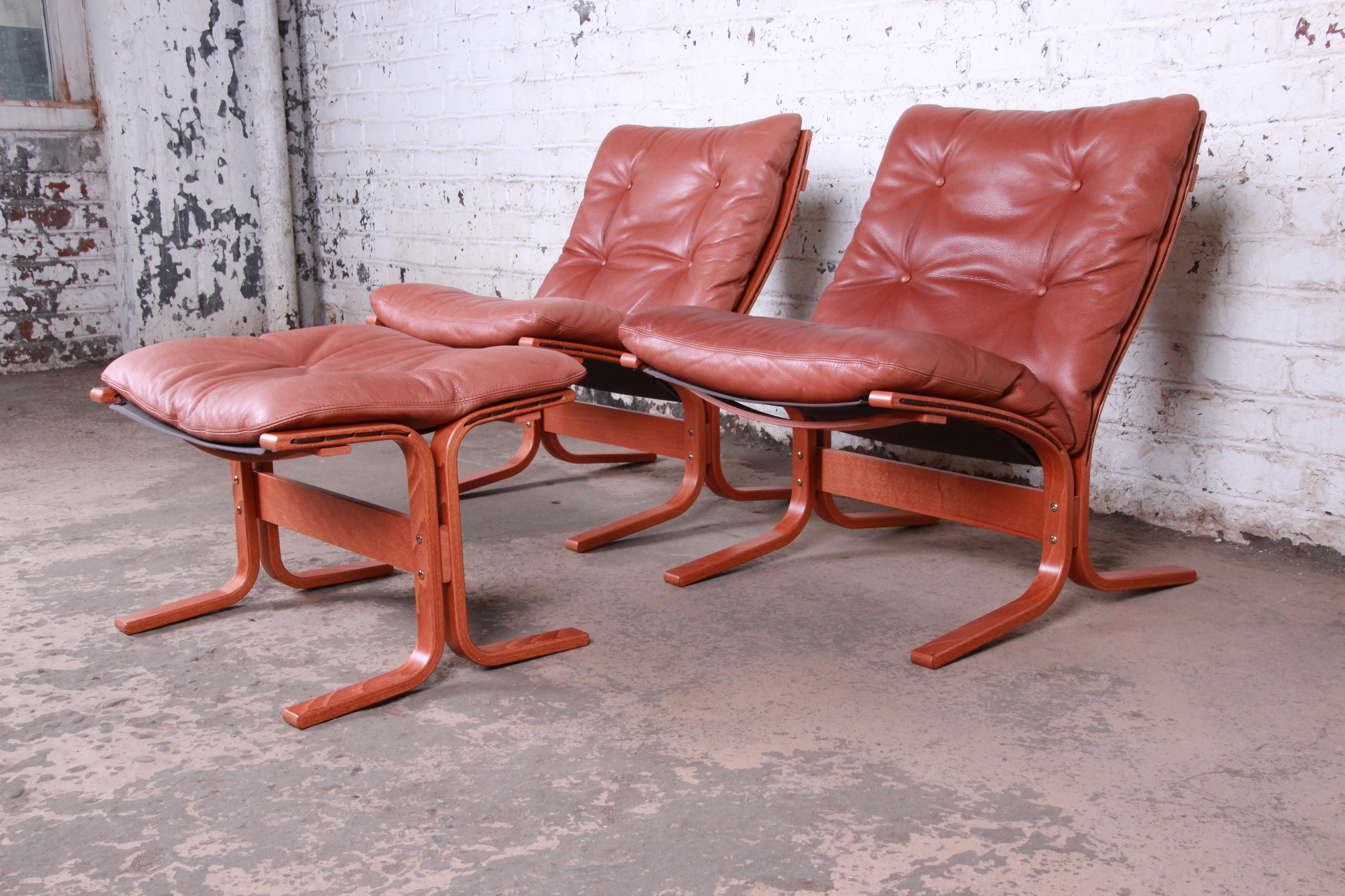 A sleek and stylish pair of Minimalist Scandinavian Modern bentwood teak and cognac leather lounge chairs with single ottoman

By Ingmar Relling for Westnofa Furniture

Norway, circa 1960s

Measures:
Chairs - 26