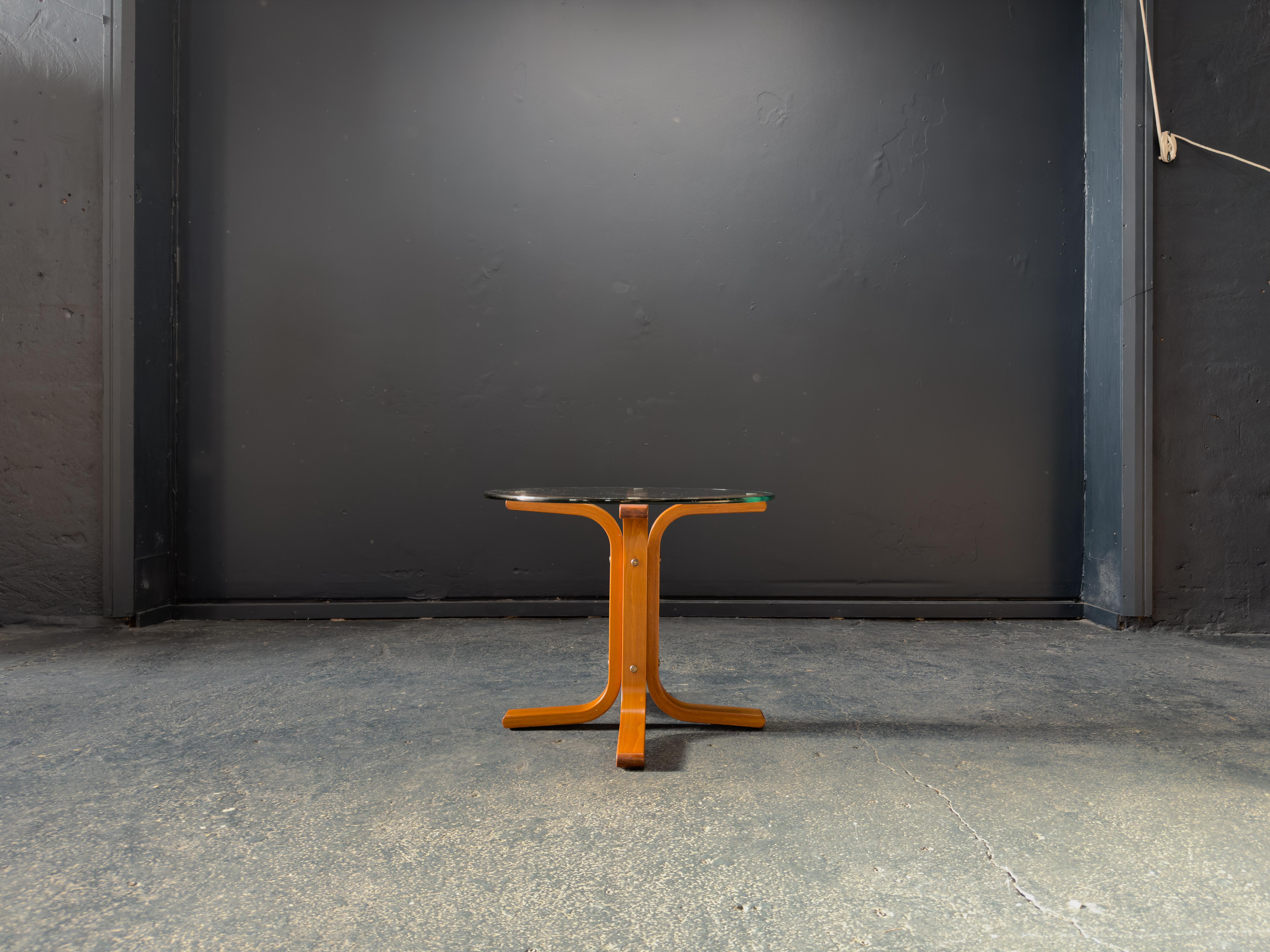 Danois Table basse Ingmar Relling en verre et hêtre en vente