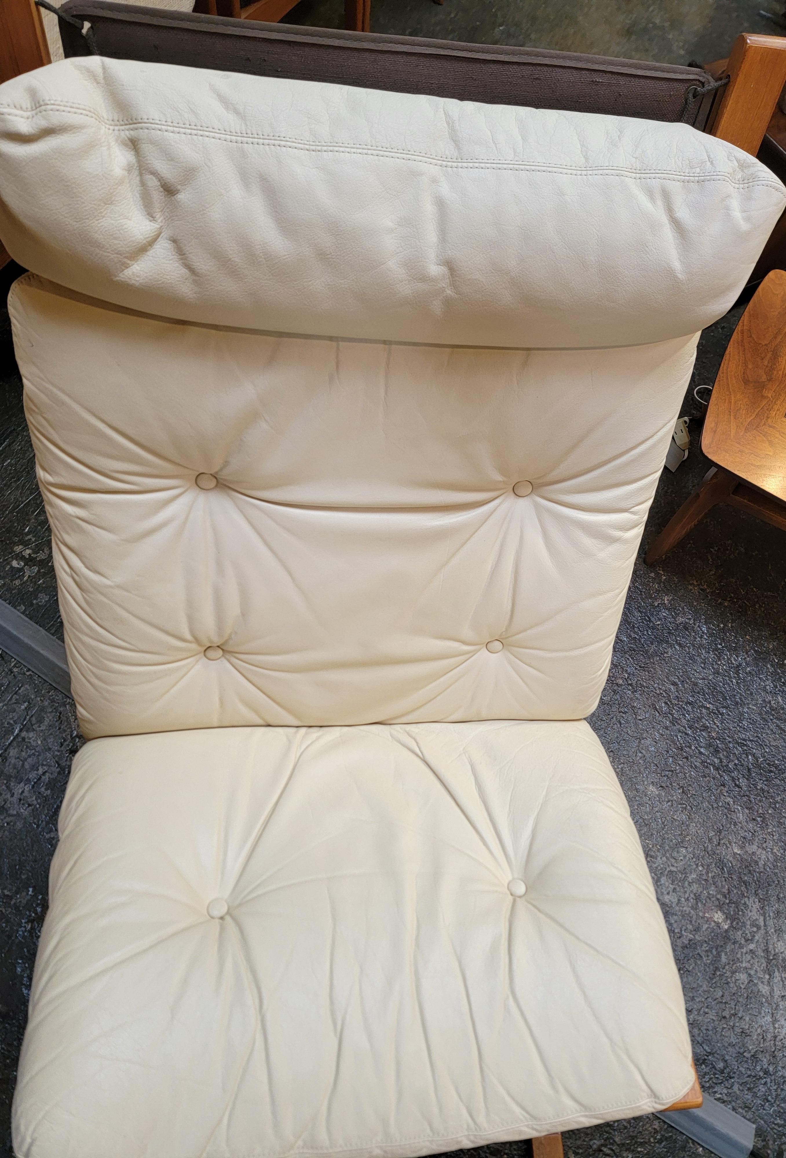 20ième siècle Ingmar Relling fauteuil de salon et pouf en cuir en vente