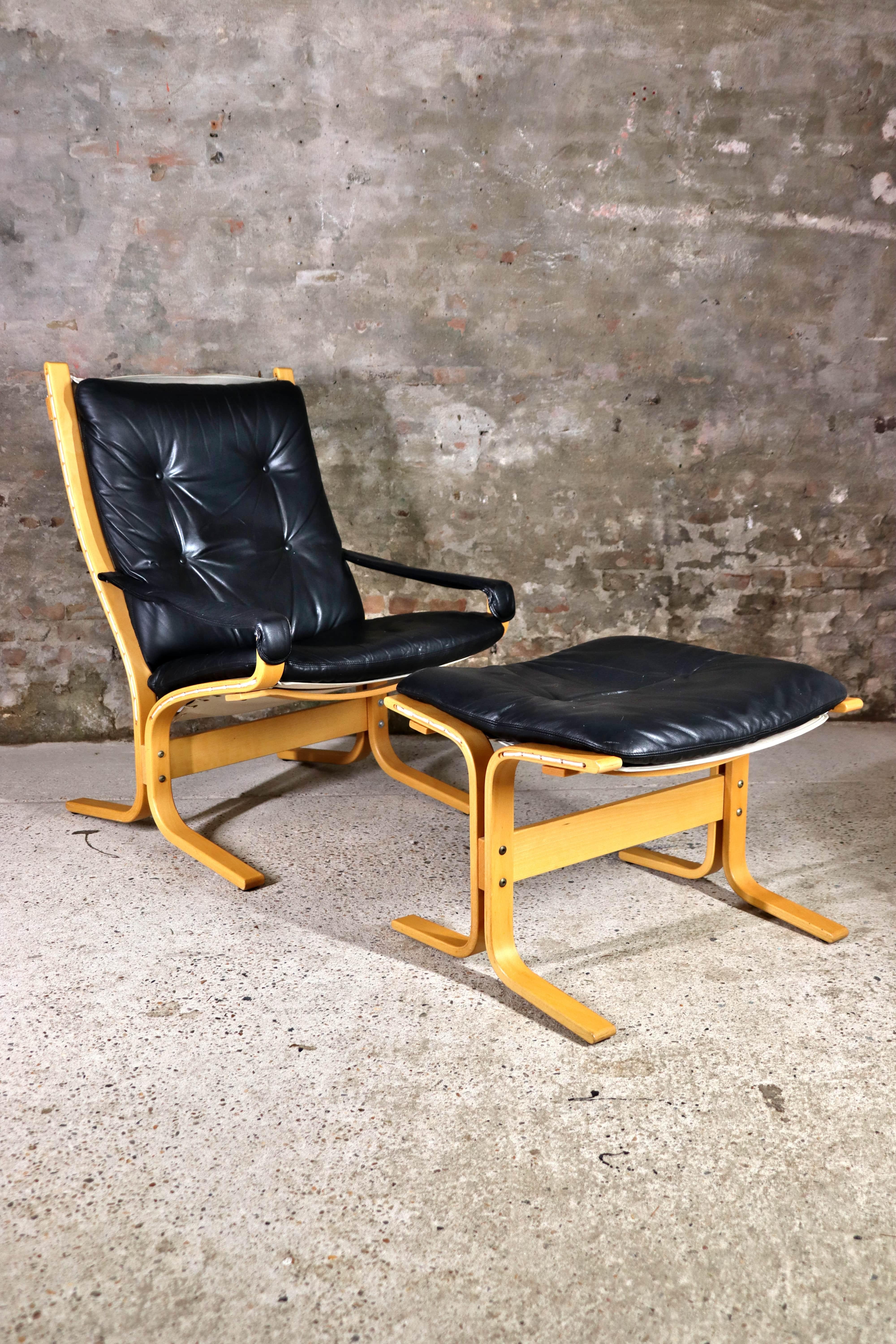 This is a ‘newer’ version of the classic Siesta chair according to the design of Ingmar Relling from the 1960s. This version is still designed by Ingmar Relling but created by the Norwegian manufacturer Ekornes. Both chair and ottoman are in good