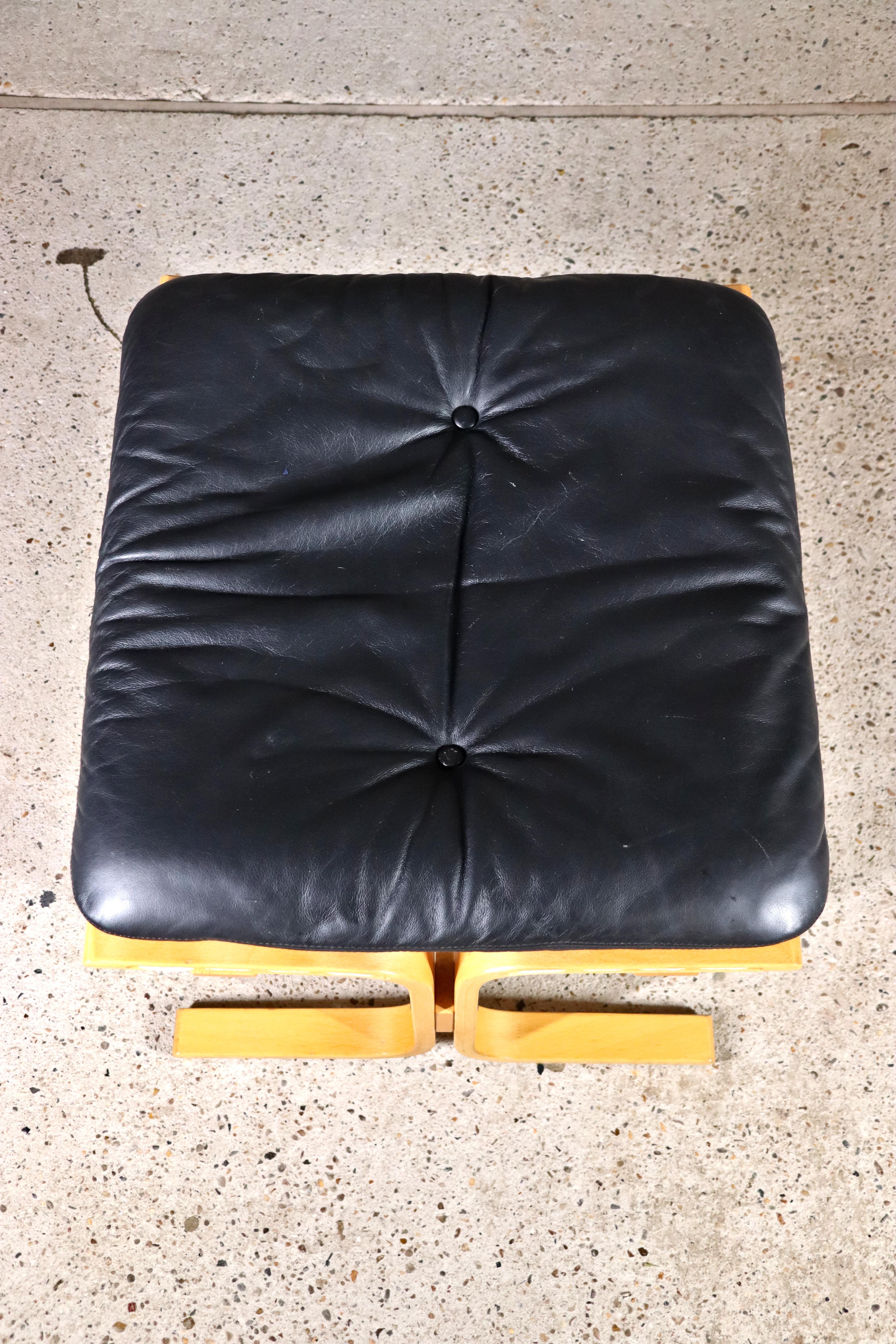 Ingmar Relling - Chaise longue et pouf - Cuir noir - Ekornes - 1980 en vente 14