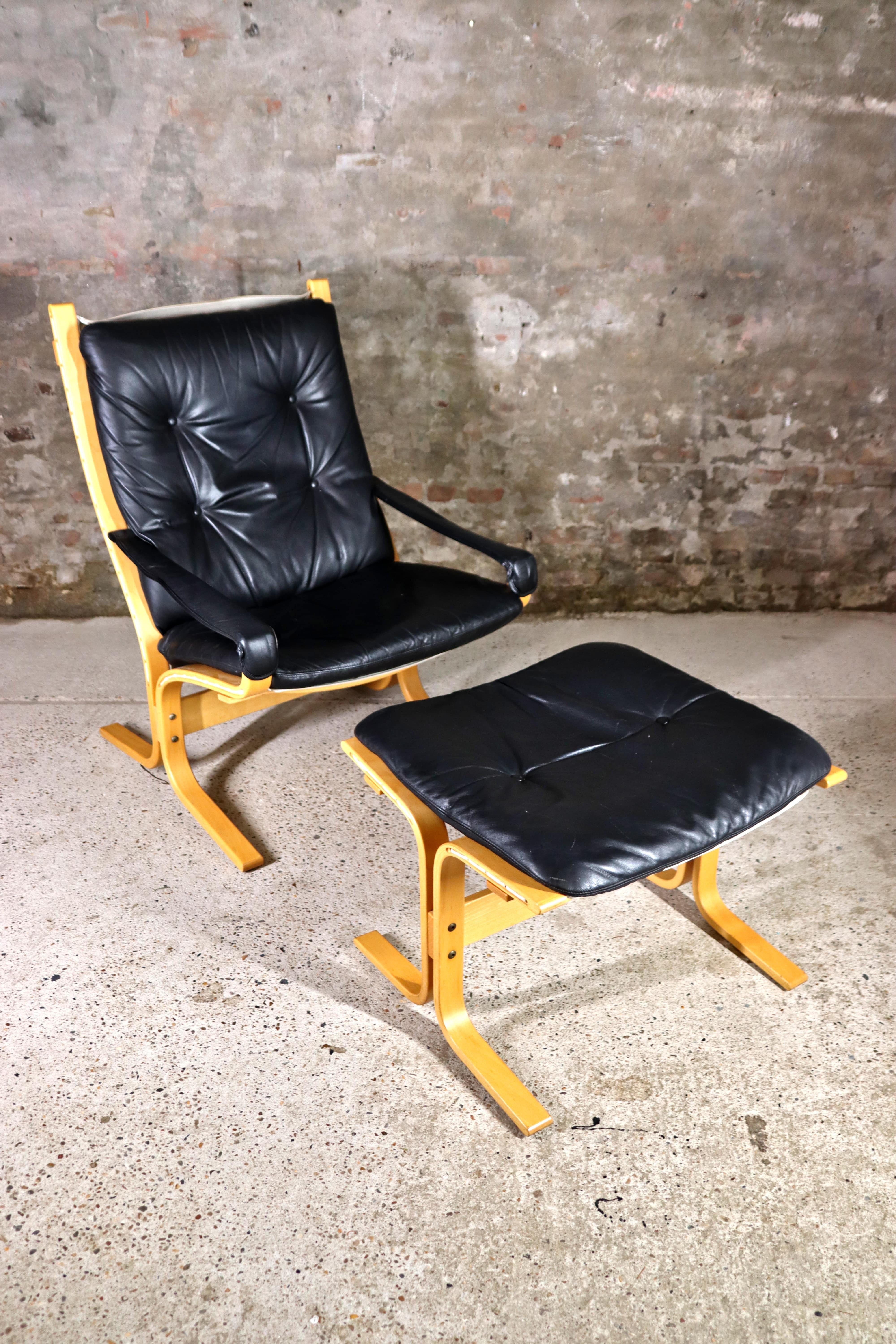 Européen Ingmar Relling - Chaise longue et pouf - Cuir noir - Ekornes - 1980 en vente