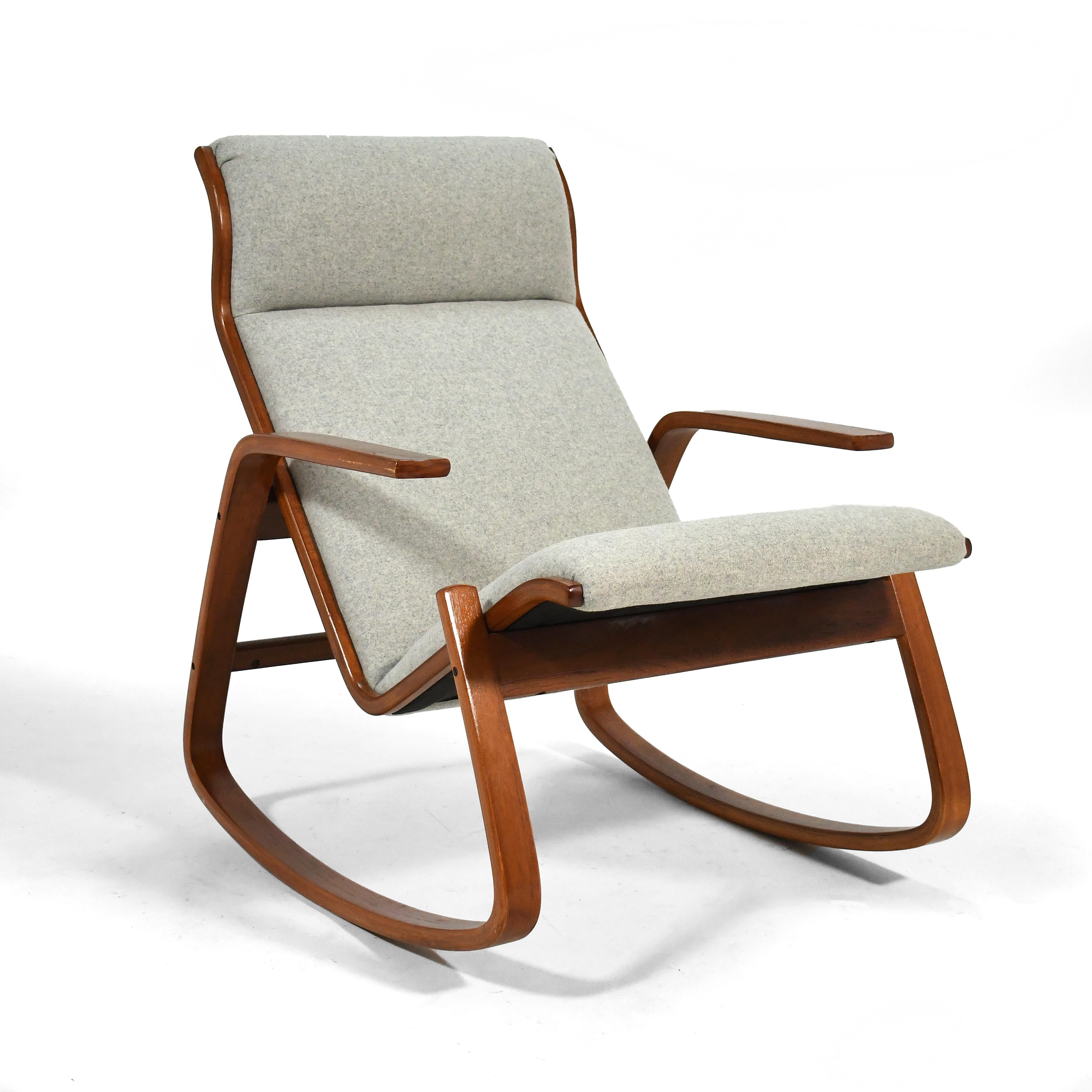 Ce fauteuil à bascule d'Ingmar Relling pour Westnofa, au design aussi confortable que visuellement saisissant, utilise un cadre en bois courbé pour soutenir un siège ergonomique. Nouvellement tapissé en Kvadrat Davina Melange dans un joli gris