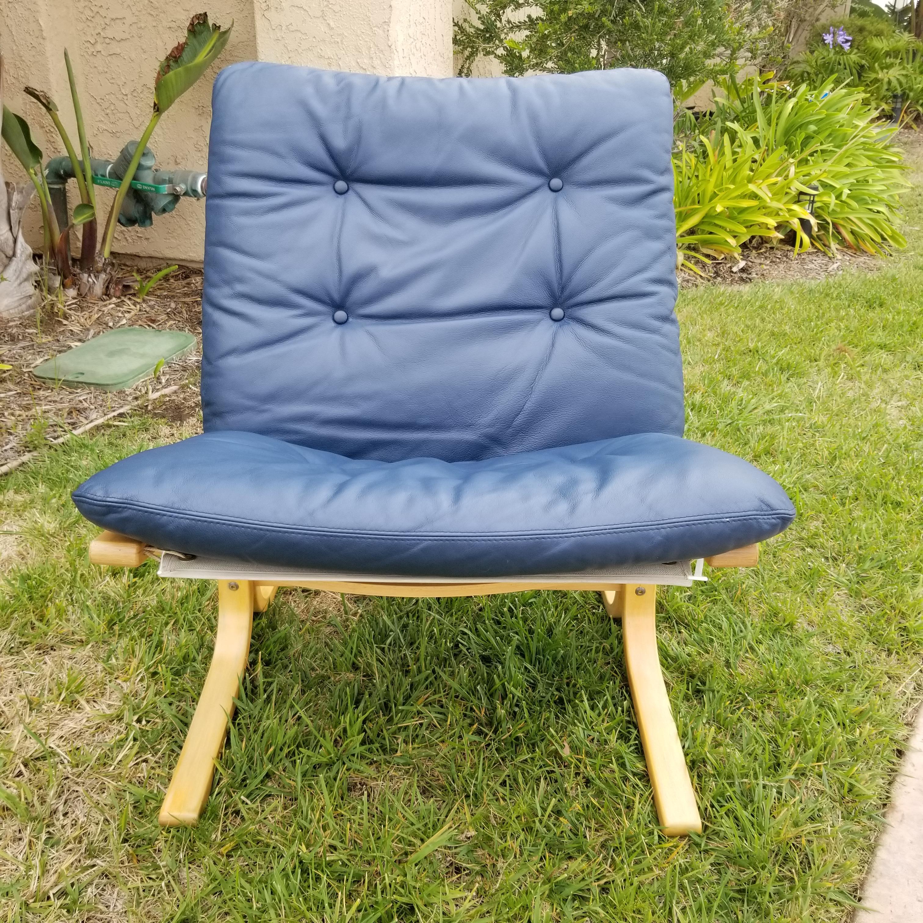 Lounge Chair
Sleek Siesta Lounge Chair Modern Bentwood and Leather 
Original Classic Siesta Lounge Chair in Navy Leather from Norway 1960s
Designed by Ingmar Relling and manufactured by Westnofa 
30.5H x 34D x 24W inches Seat H 17
Preowned