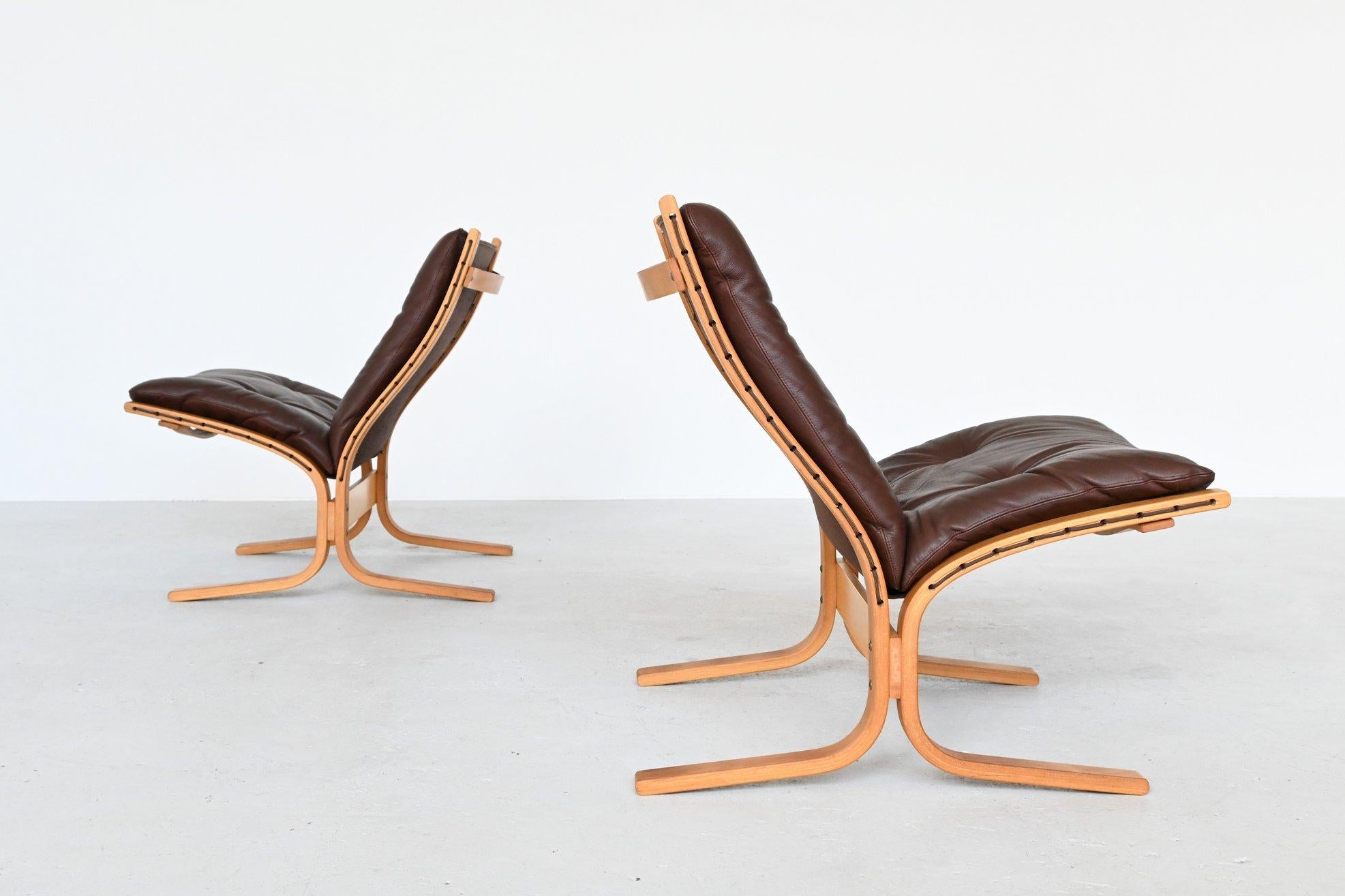 Beautiful pair of Siesta lounge chairs designed by Ingmar Relling and manufactured by Westnofa, Norway, 1960. This model is the ladies version with a low back. These very nicely shaped chairs have a beech plywood frame that features brown leather