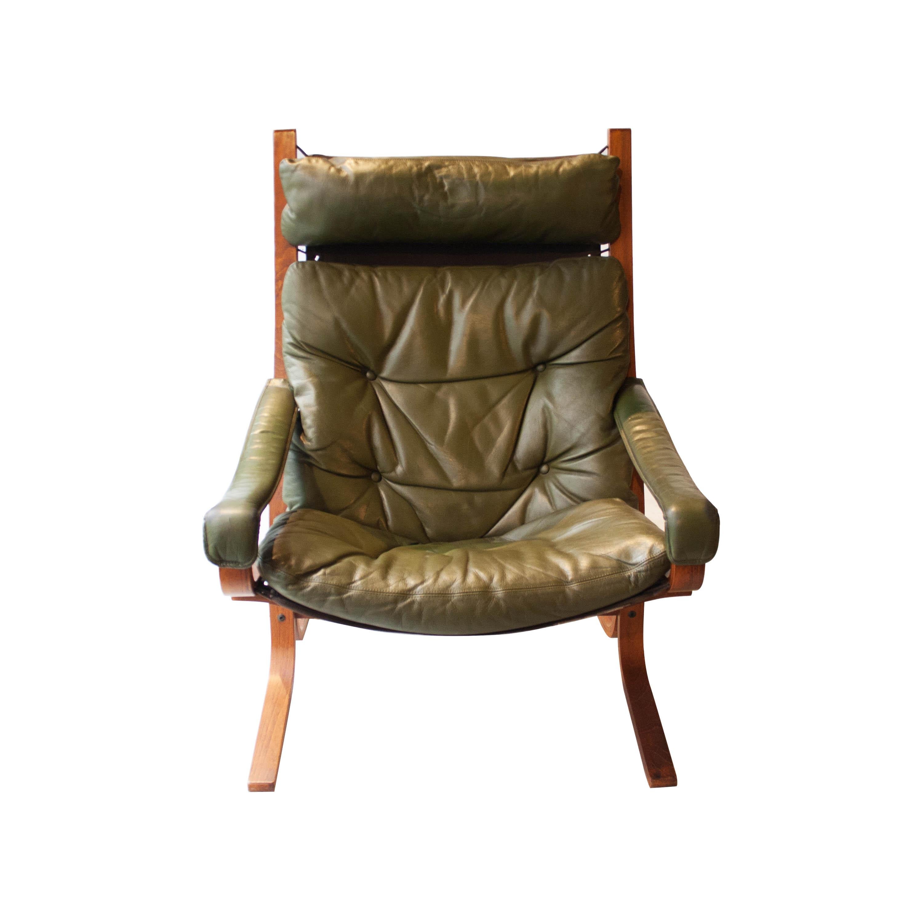 Armchair Siesta designed by Ingmar Relling in the 1960 in Norway. Structure in curved oak with headrest and armrests and upholstery in natural leather in olive color.
 