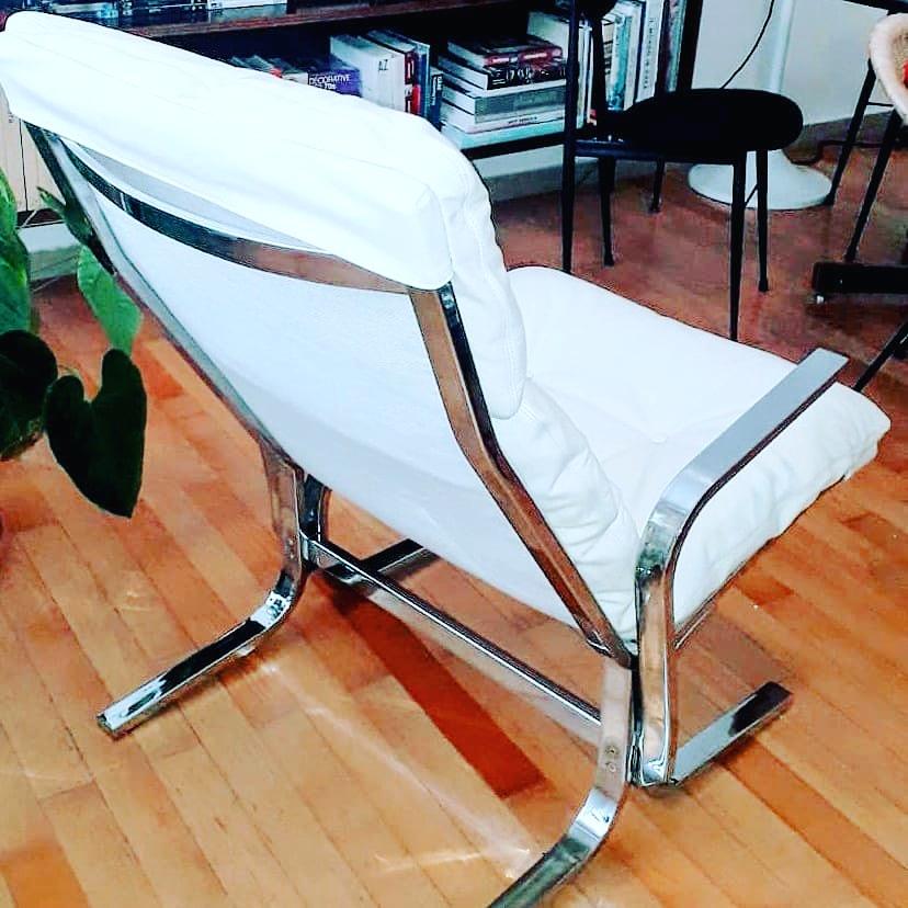 Mid-Century Modern Ingmar Relling Siesta fauteuil en cuir blanc et fer moderne mi-siècle moderne Suède en vente