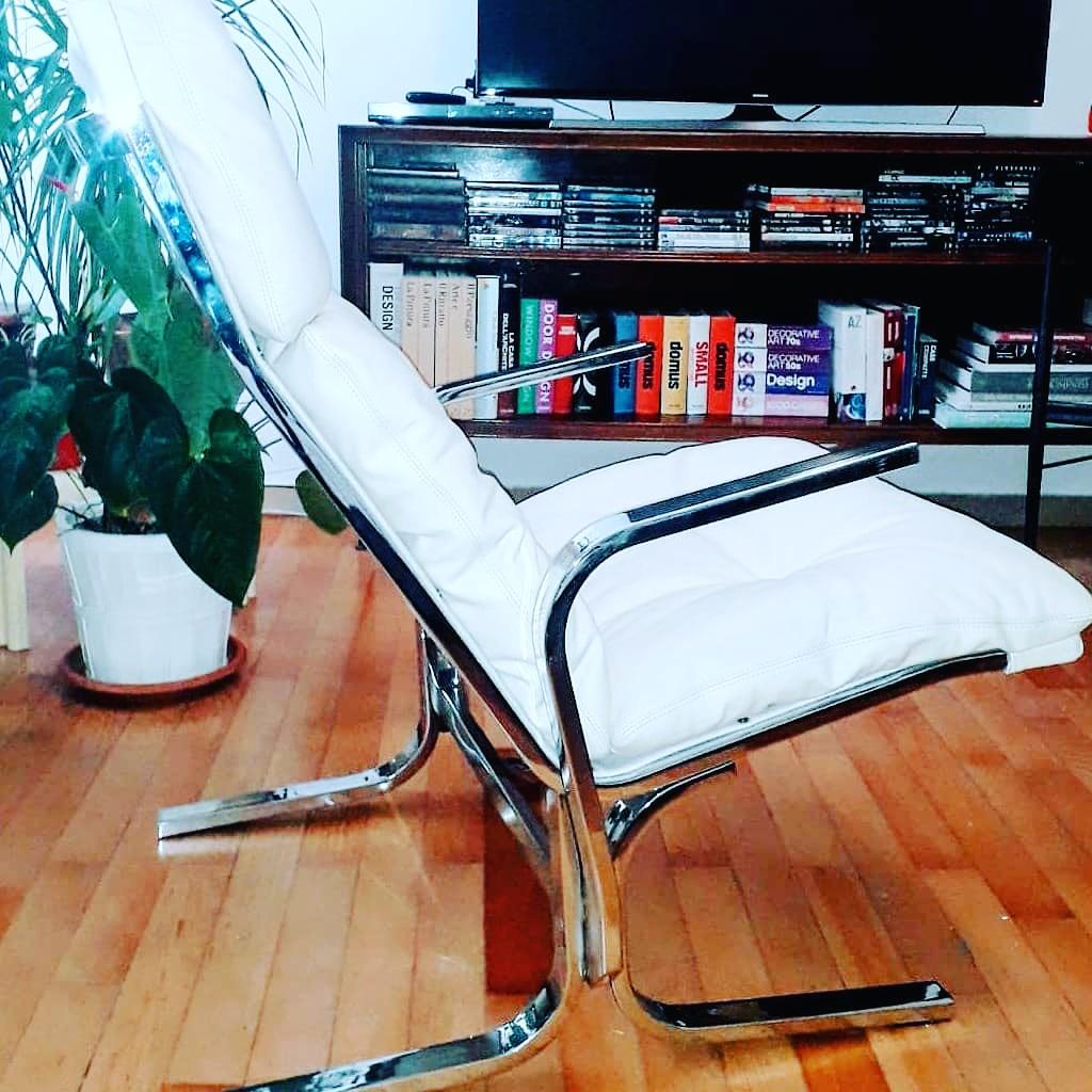 Ingmar Relling (1920-2002) Siesta White leather and iron armchairs Mid-Century Modern Sweden.
The armchair was upholstered in white leather this model is original and rare.
On the market there are many imitations and replicas of this Siesta