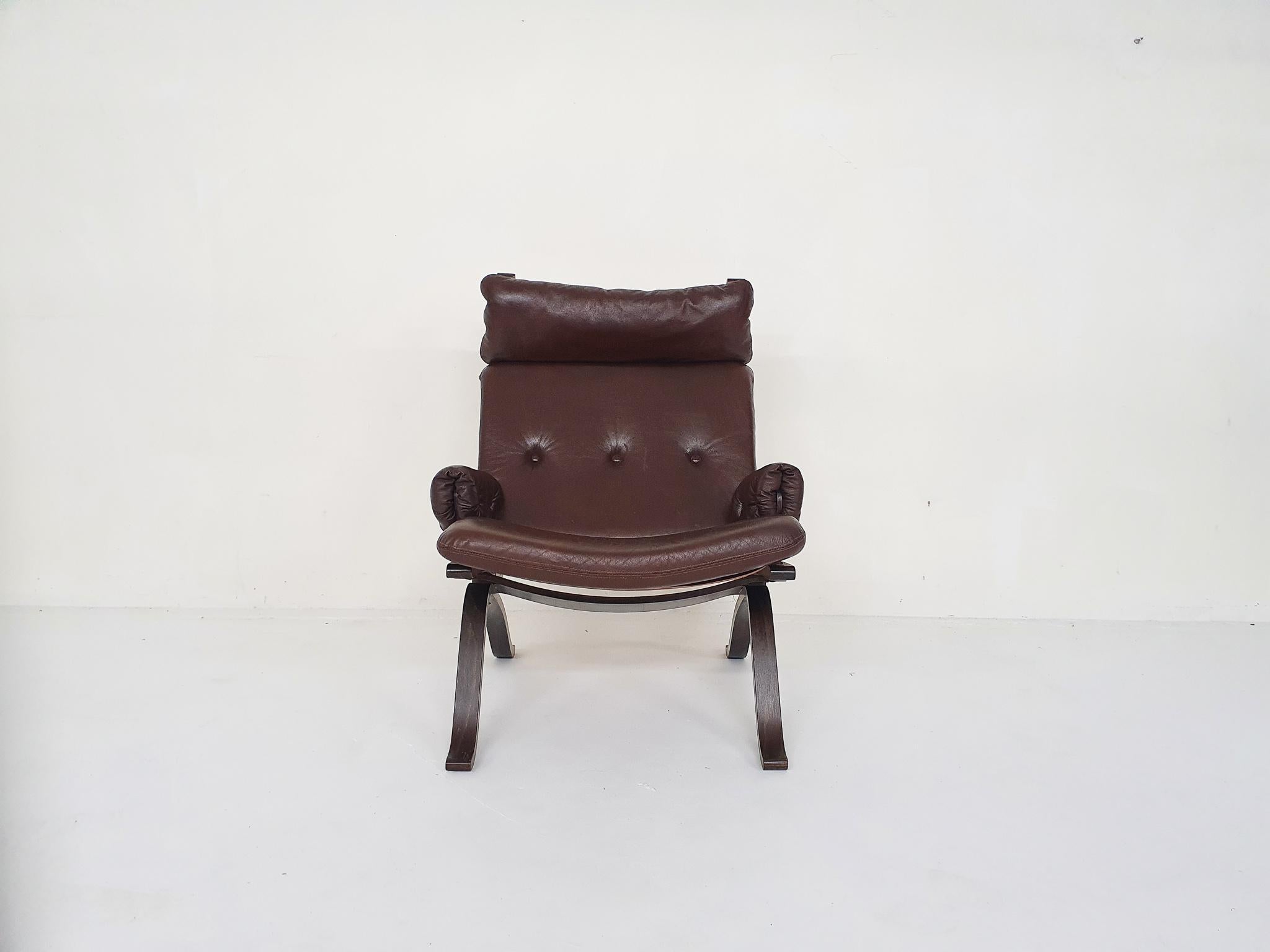 Brown lounge chair with brown faux-leather cushions and canvas back.
Attributed to Ingmar Relling for Westnofa and in the style of Sigurd Ressel for Vatne Mobler.
In good condition, only some dis-coloration to the canvas on the back.