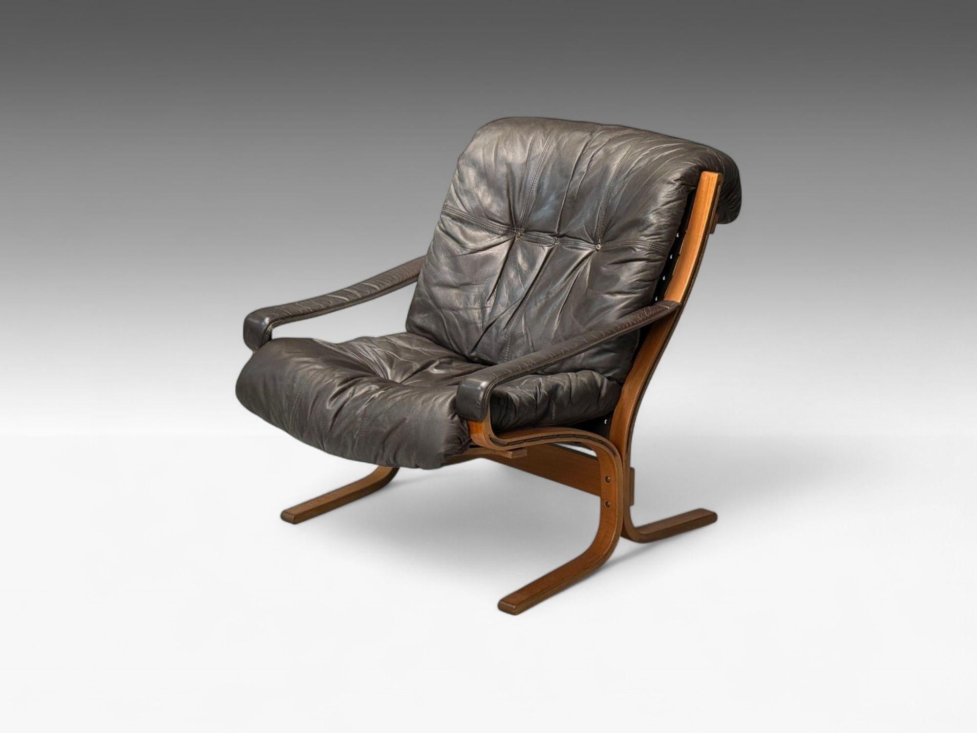 Norvégien Ingmar Relling, Westnofa, cuir Brown, bentwood, chaise longue, Norvège, années 1960 en vente