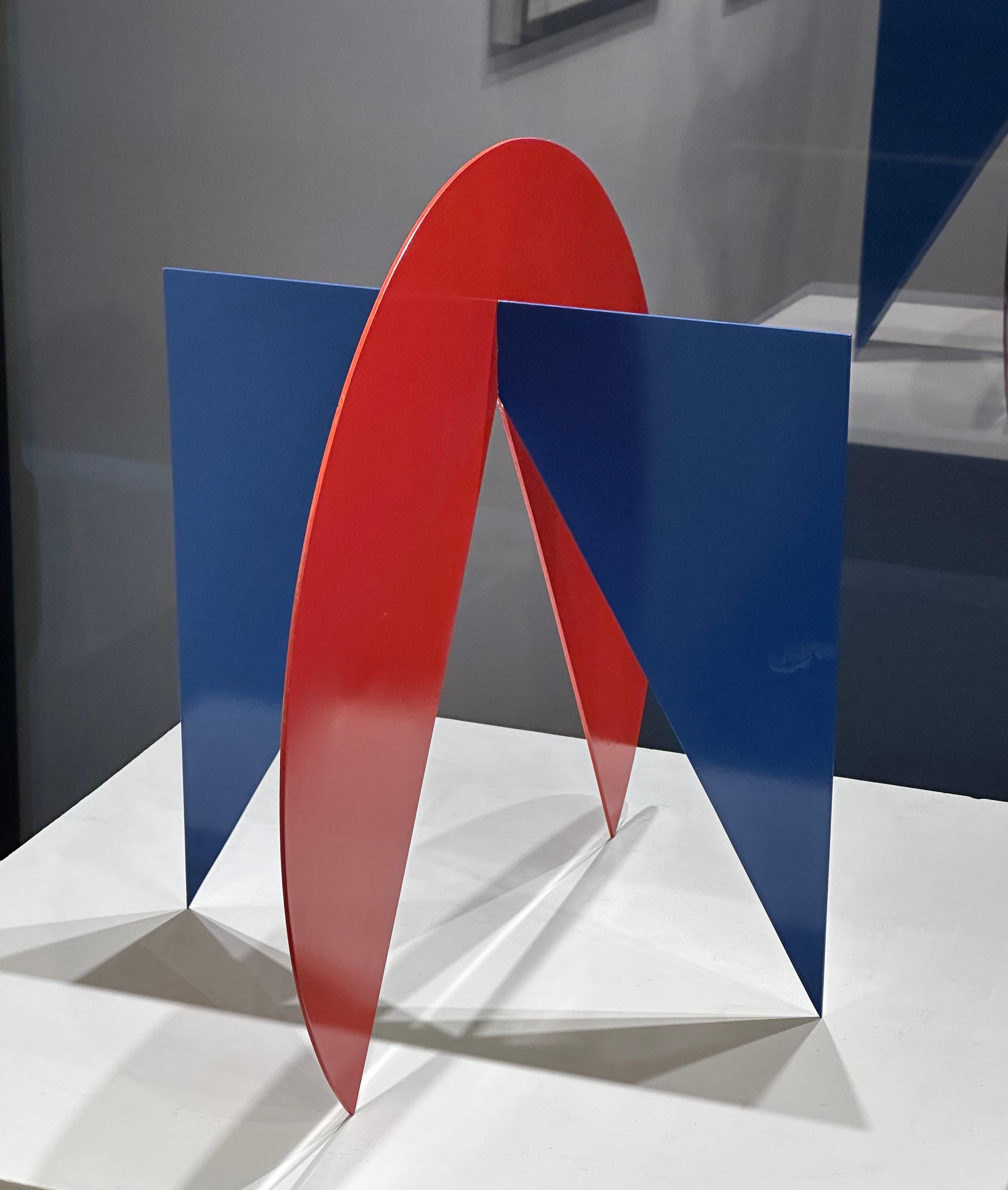 Ingo Glass Abstract Sculpture – Kreis + Quadratische Umrandung der Negativen Pyramide