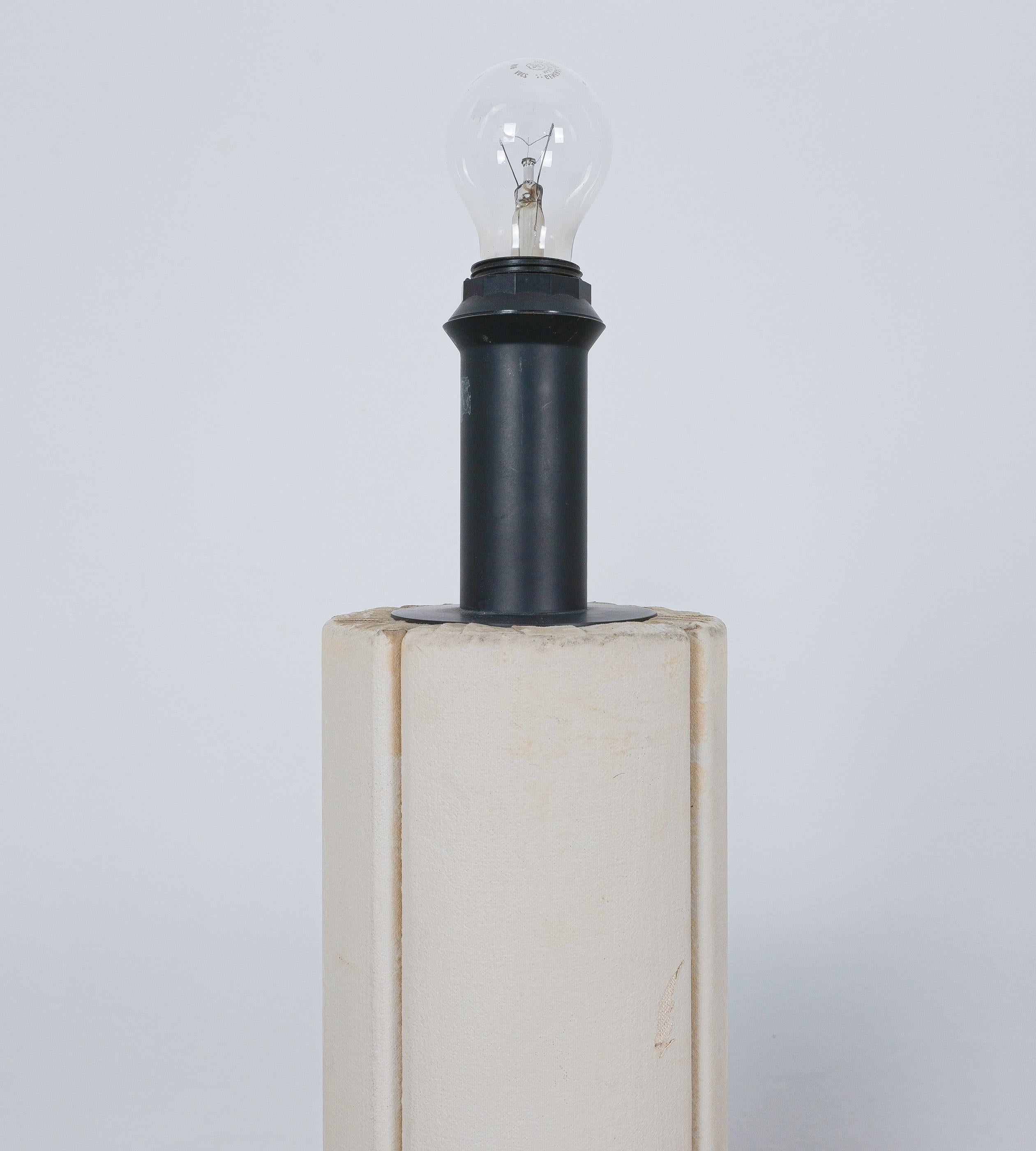 Metallo Lampade da tavolo in pelle finta scamosciata Ingo Maurer, Germania, 1970