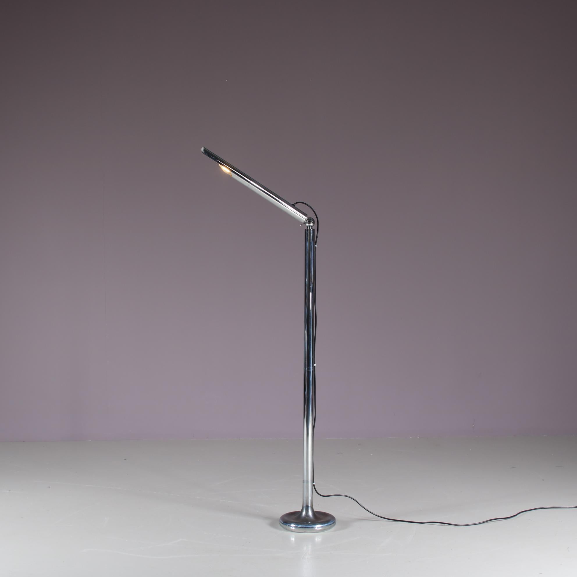 Una elegante y moderna lámpara de pie diseñada por Ingo Maurer y fabricada por M-Design en Alemania hacia 1960.

De metal tubular cromado de alta calidad, con pie redondo y junta redonda. Esta articulación permite flexibilizar y ajustar la pieza