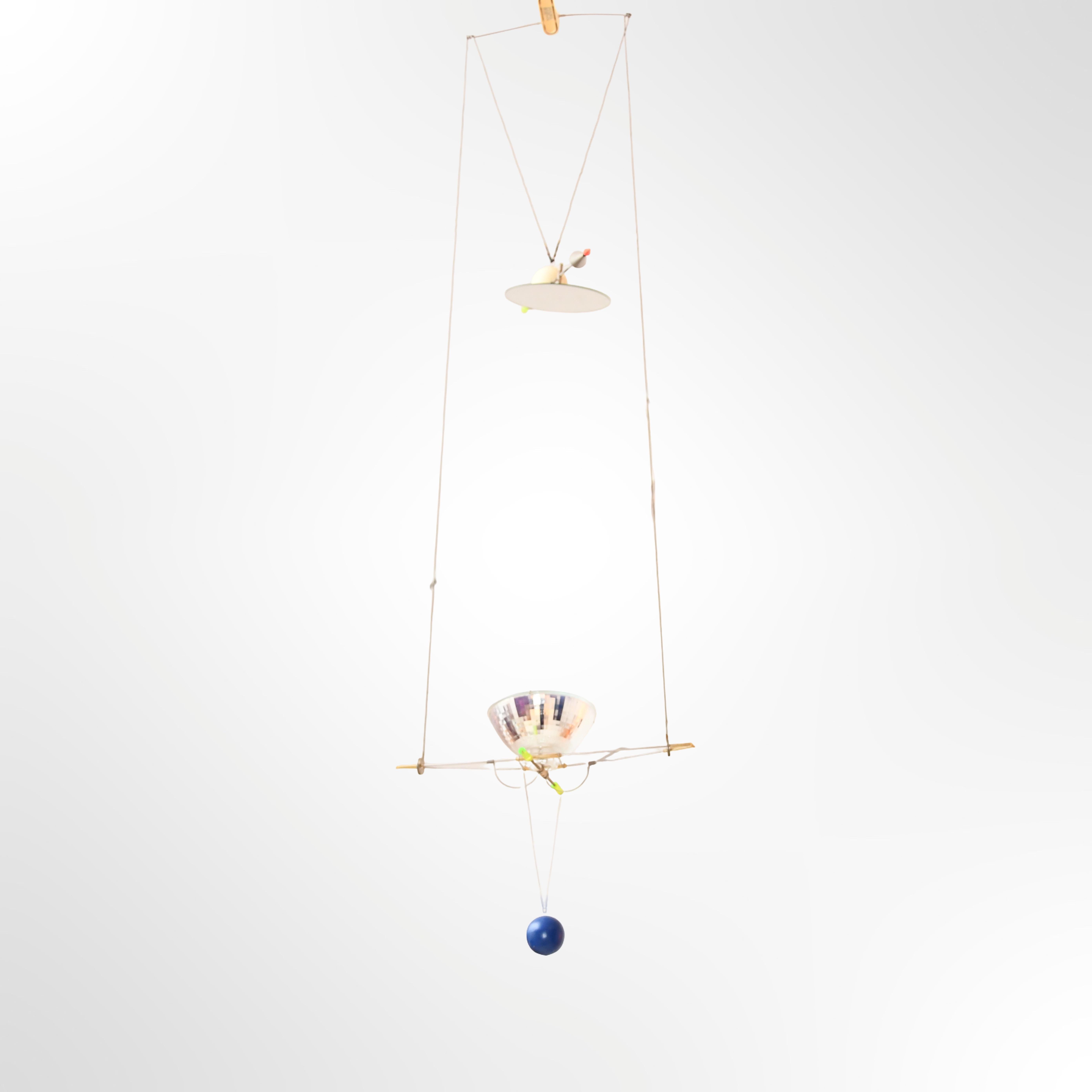 Ingo Maurer
Ingo Maurer para Ingo Maurer GmbH. 
Escultura cinética de luz modelo 'Ilo Ilu', acero, madera, plástico, metal, espejo.
Alemania, 1986.
D. 30 cm, H. 160 cm