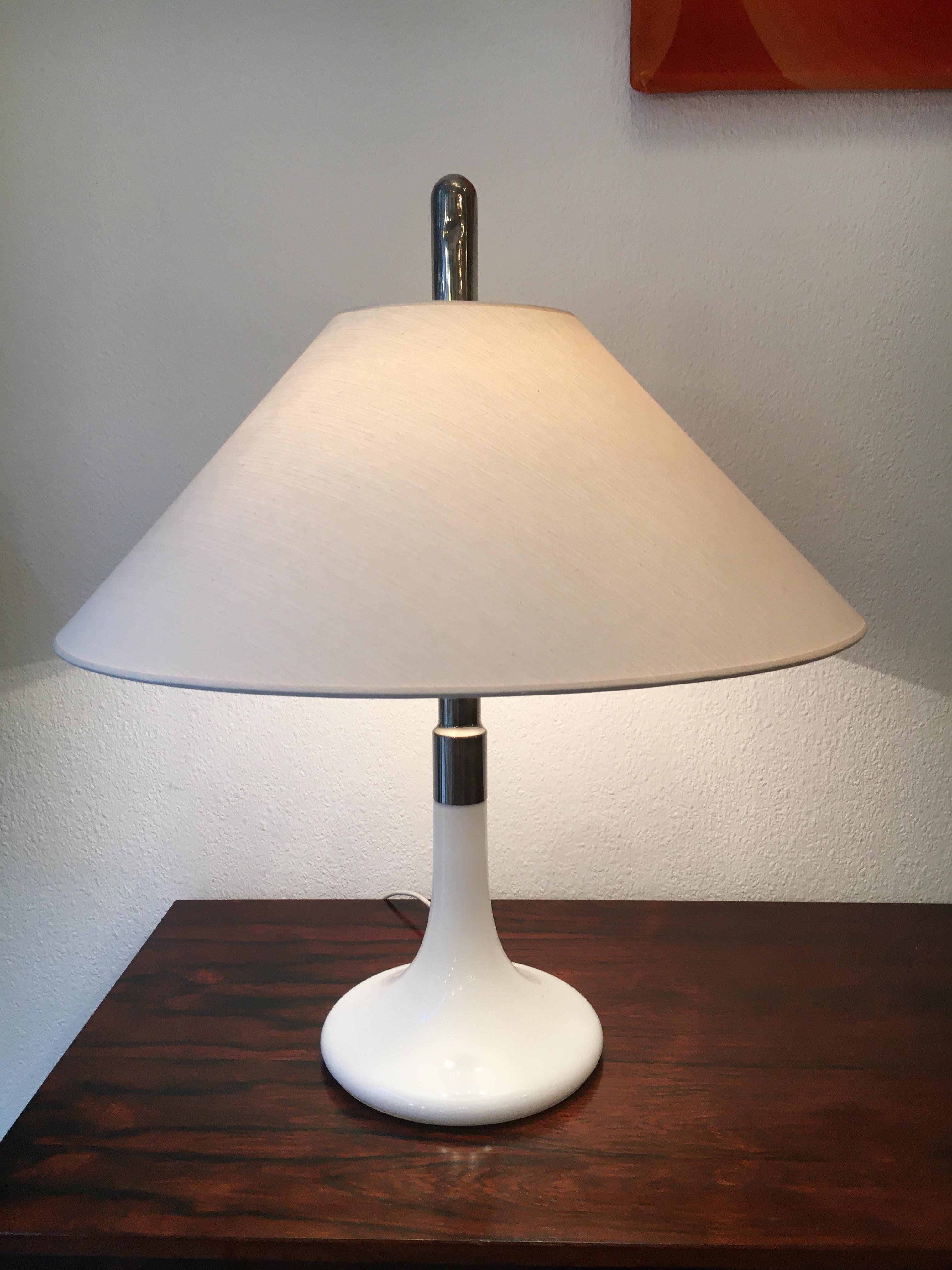 ML3 white glass base with chrome top and new paper shade.
Designed by Ingo Maurer for Design M Germany ca. 1960s
Very good condition 
Measures: H 70 x D 60cm.