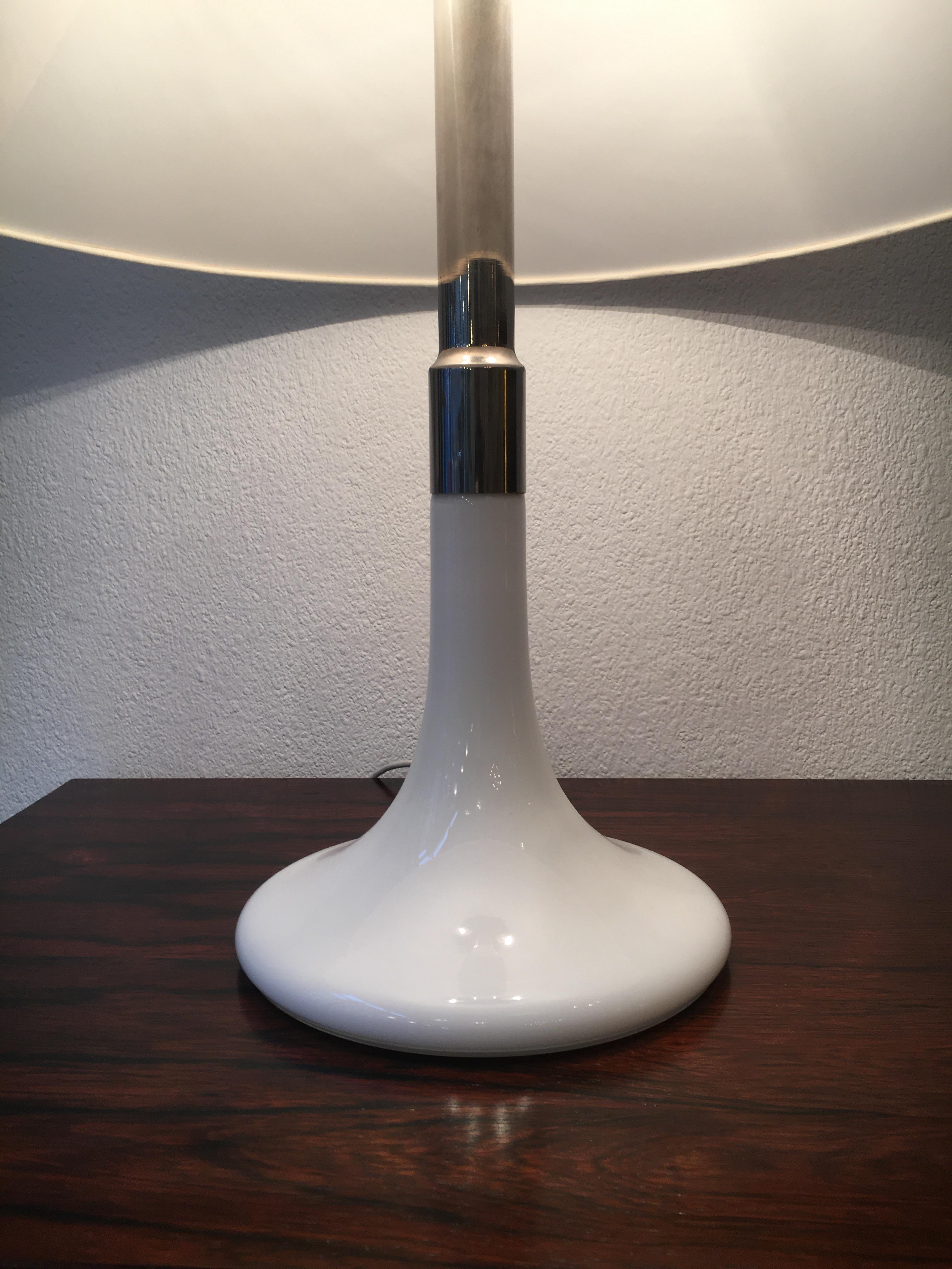 Ingo Maurer ML3 Glas-Tischlampe, Deutschland, ca. 1960er Jahre (Milchglas) im Angebot