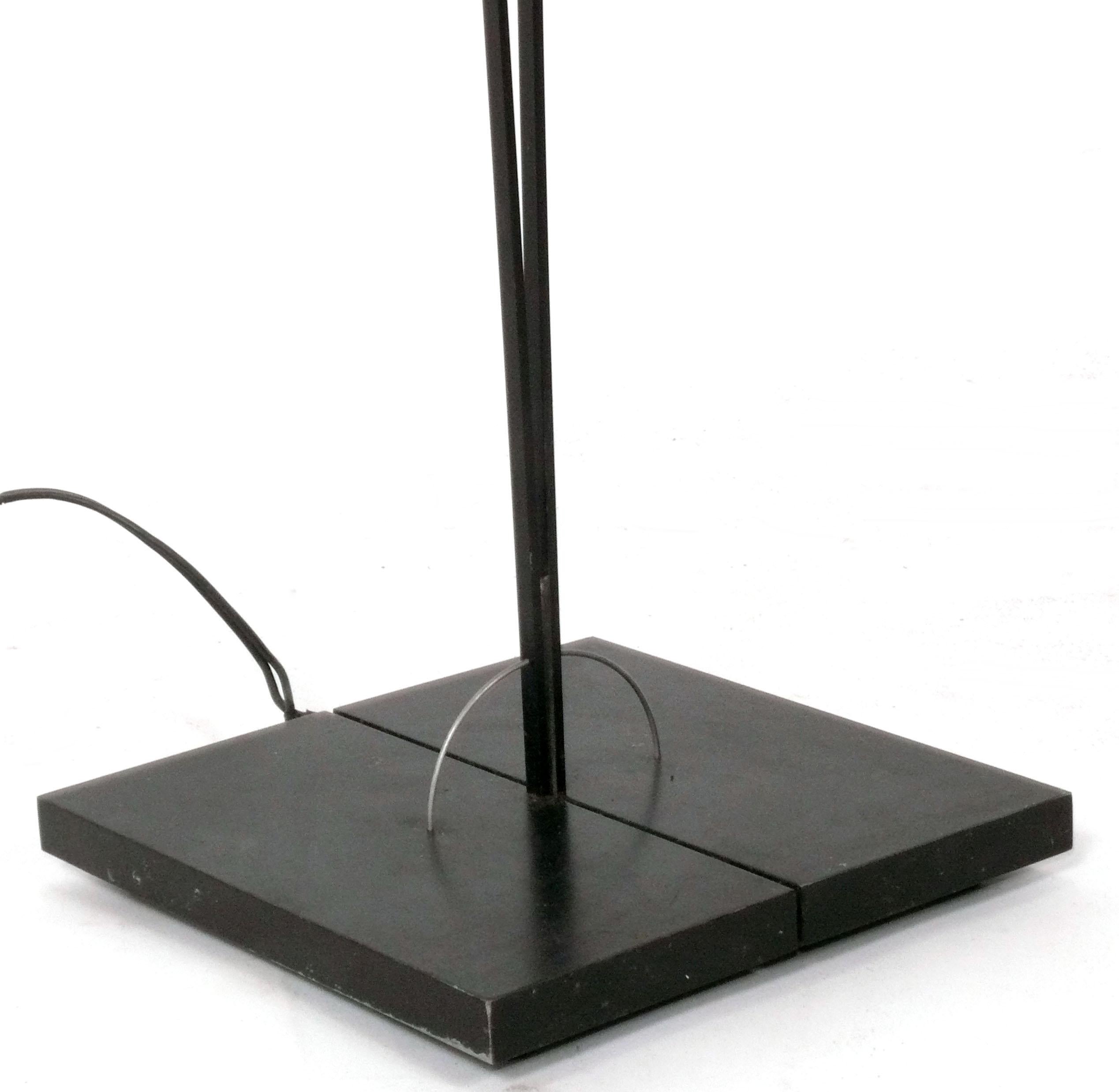 Mid-Century moderno Lampada da terra scultorea Ingo Maurer Ilios in vendita