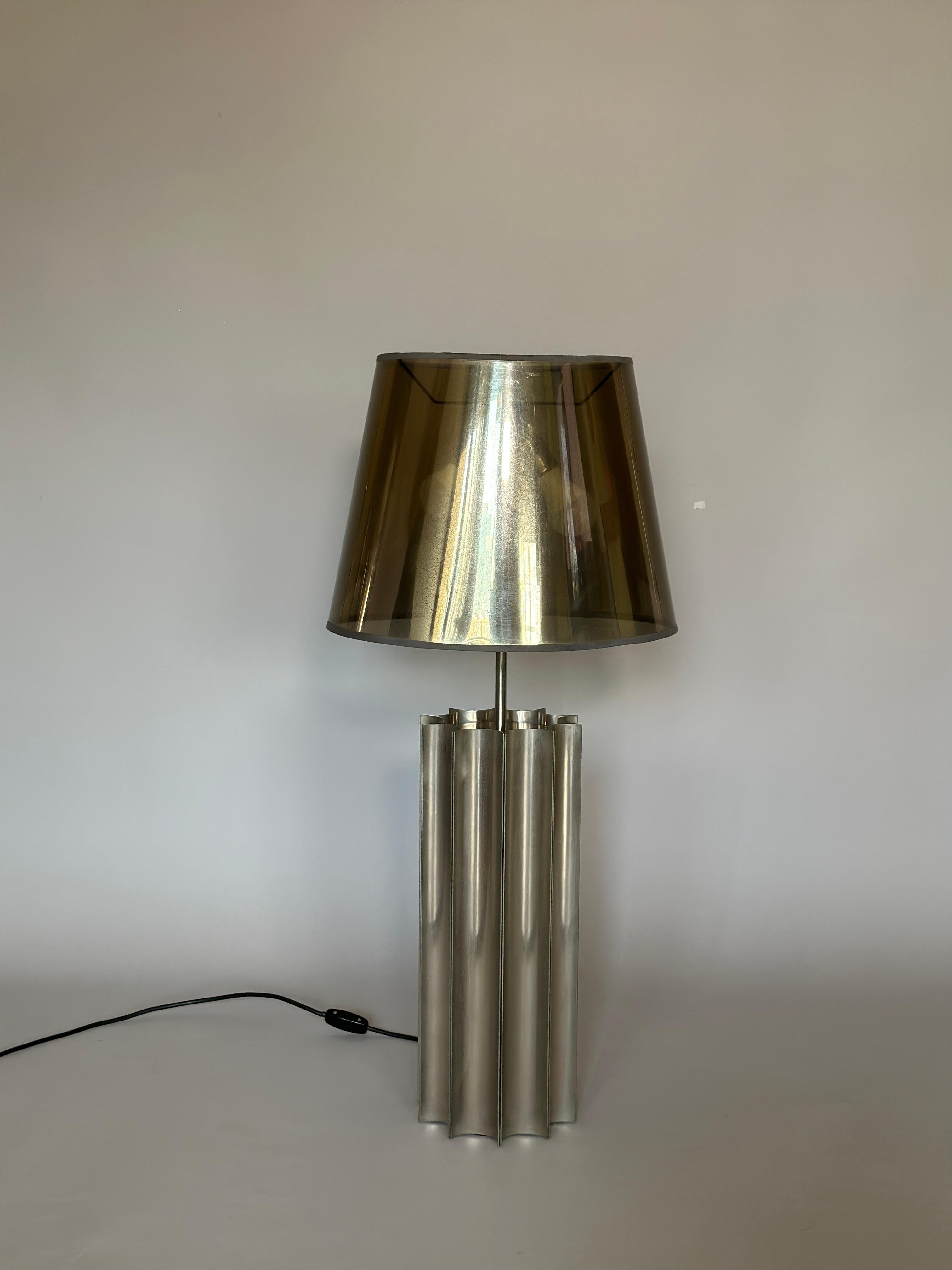 Lampe de table Ingo Maurer 1960s. Fabriquée en Allemagne, base en métal chromé et abat-jour en plastique.