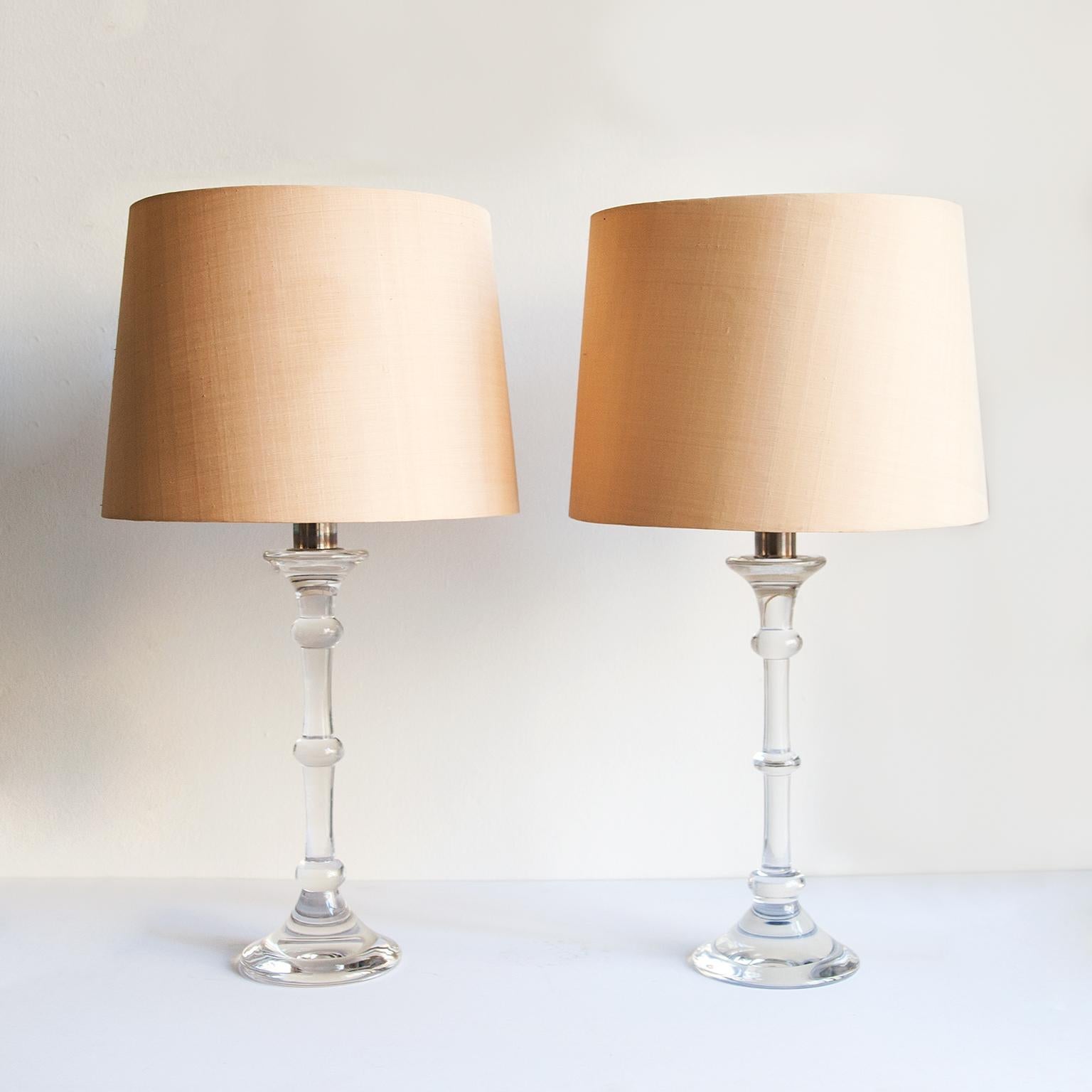 Rare paire de lampes de table Ingo Maurer réalisée par Val Saint Lambert, 1969.
Verre de cristal massif et abat-jour en papier de soie sauvage crème.