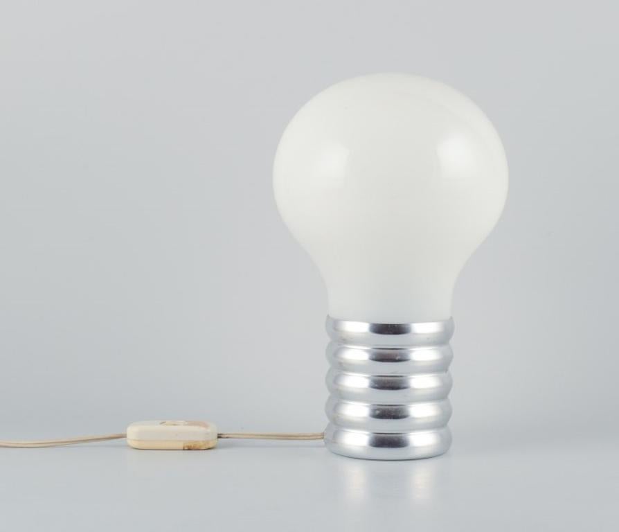 Ingo Maurer, table lamp in industrial design shaped as a light bulb. 
Made in aluminium and frosted glass.
1970/1980s.
In perfect condition.
Dimensions: H 26.0 cm x D 16.0 cm.
