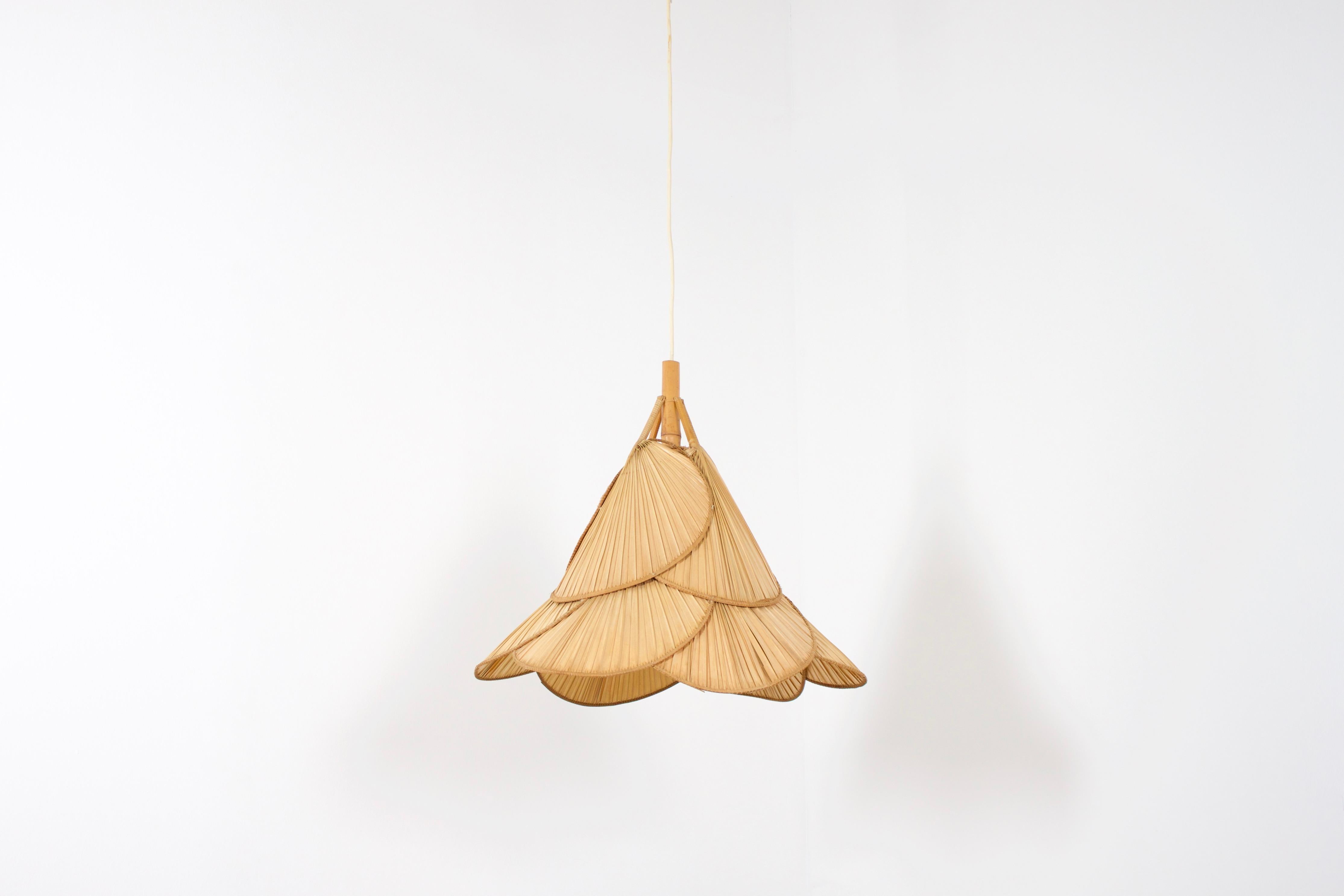 Small model Uchiwa chandelier in very good condition.

Designed by Ingo Maurer in the 1970s

Handmade from bamboo and paper, it hangs from one cable which gives a max drop of 3 meter. (longer cable on request)

The chandelier consists of