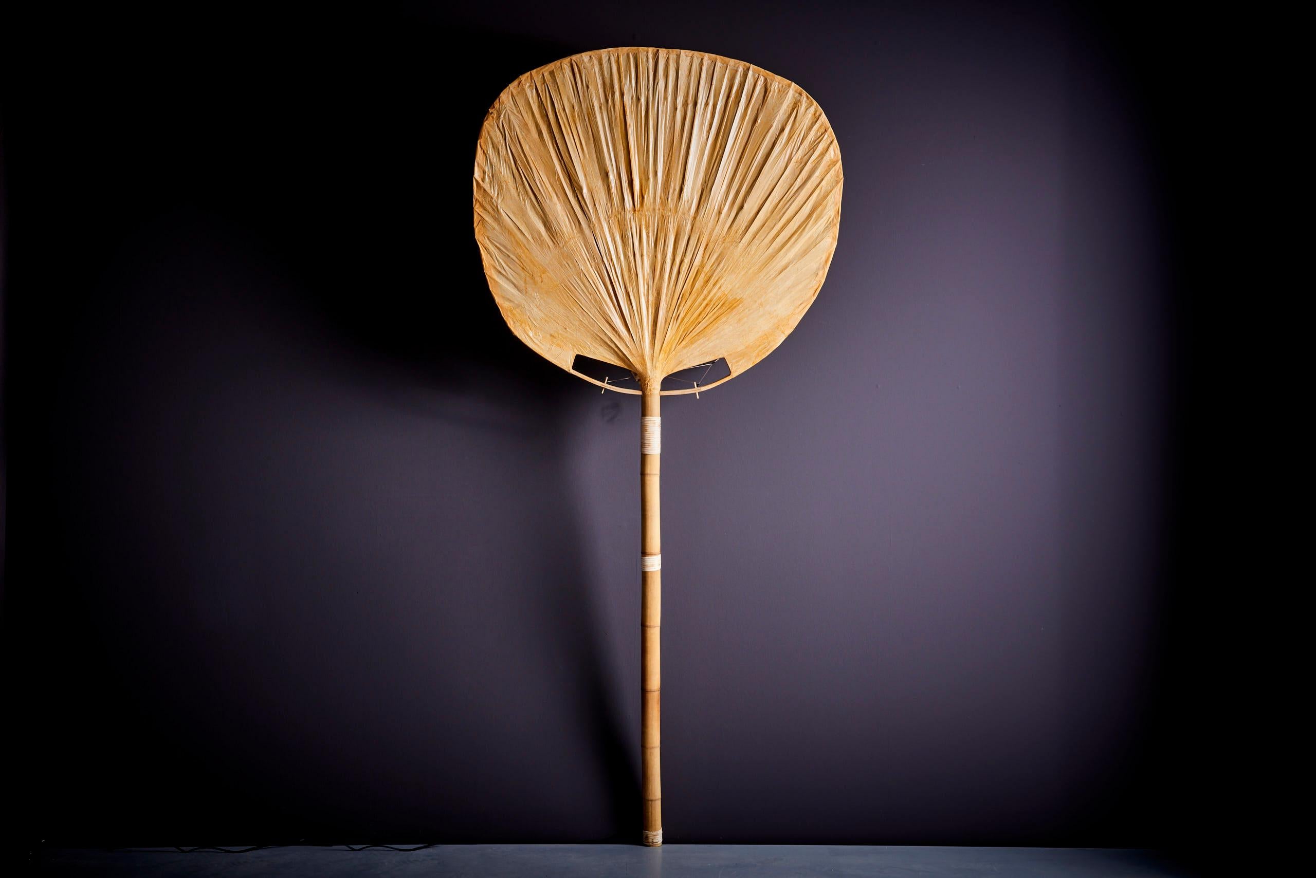 Lampadaire Ingo Maurer Uchiwa, 1970 Allemagne. Ce lampadaire s'inspire des éventails traditionnels japonais Uchiwa et est fabriqué en papier de riz japonais. L'intérêt d'Ingo Maurer pour le papier destiné aux abat-jour est lié à son intérêt pour le