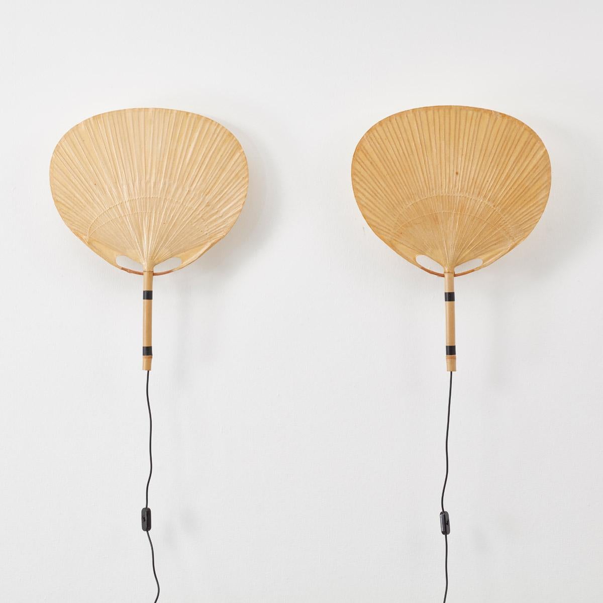 Ingo Maurers Unternehmen Design M mit Sitz in München entwirft seit über 40 Jahren faszinierende Leuchten. Seine Ästhetik ist exzentrisch und hebt sich von der seiner Zeitgenossen ab. Die filigranen Uchiwa-Fächer-Wandleuchten wurden aus Bambus