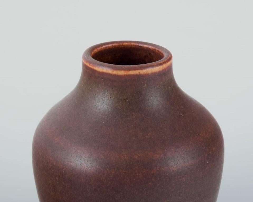 Ingrid und Erich Triller. Keramische Vase mit brauner Glasur. Tobo, Schweden, 1970er-Jahre. (Skandinavische Moderne) im Angebot