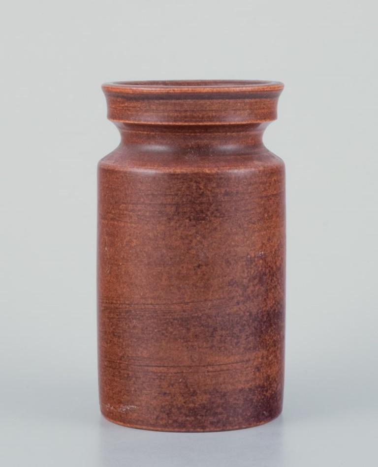 Ingrid et Erich Triller, Suède.
Vase unique en céramique décoré d'une glaçure aux tons bruns.
Depuis les années 1970.
Signé 