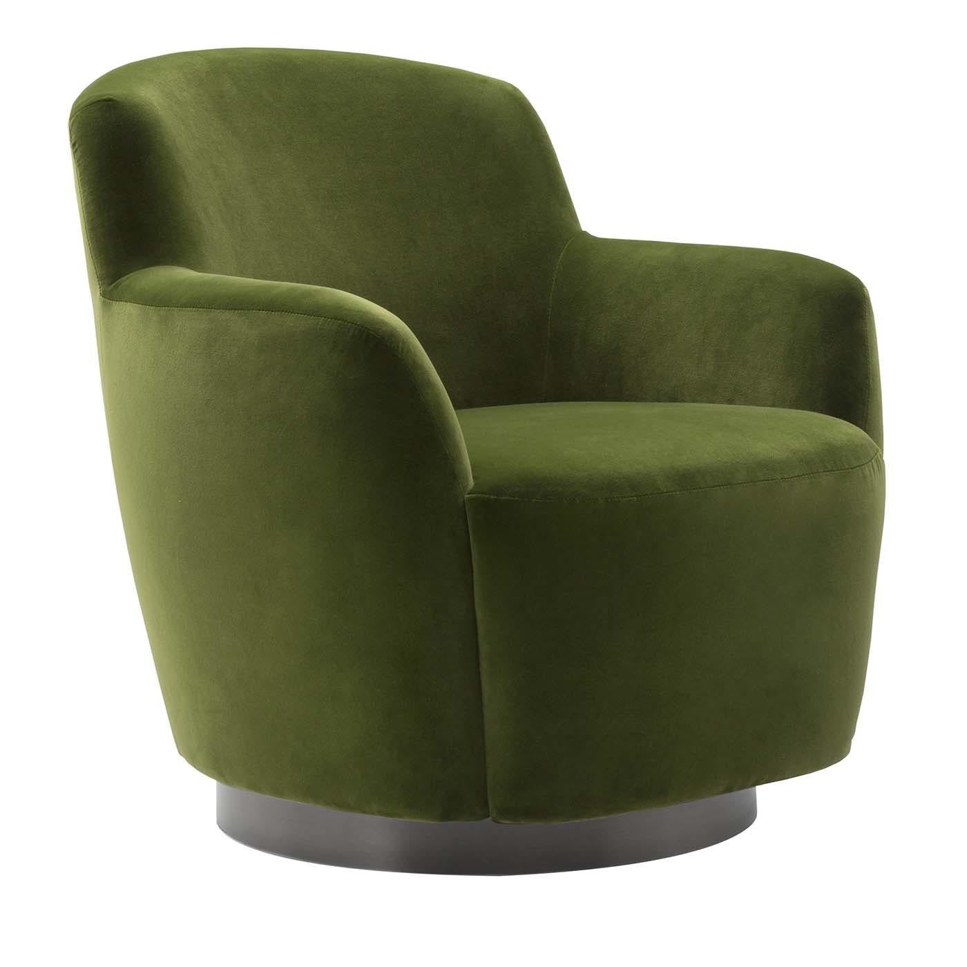 Evoking the elegance of the 1960s, this sophisticated armchair is distinctive for its enveloping shape and retro-chic flavor. Inspired by vintage furniture, it is also available with a higher backrest (90cm high). It is completely revolving thanks